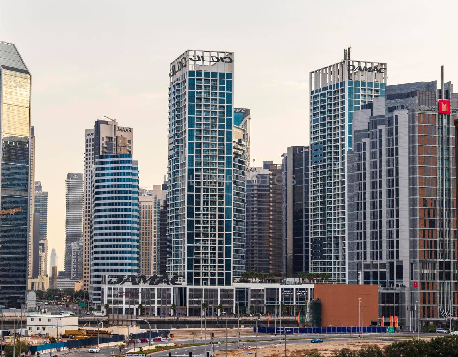Dubai, UAE - 01.19.2021 - Early morning hour in Business Bay district.