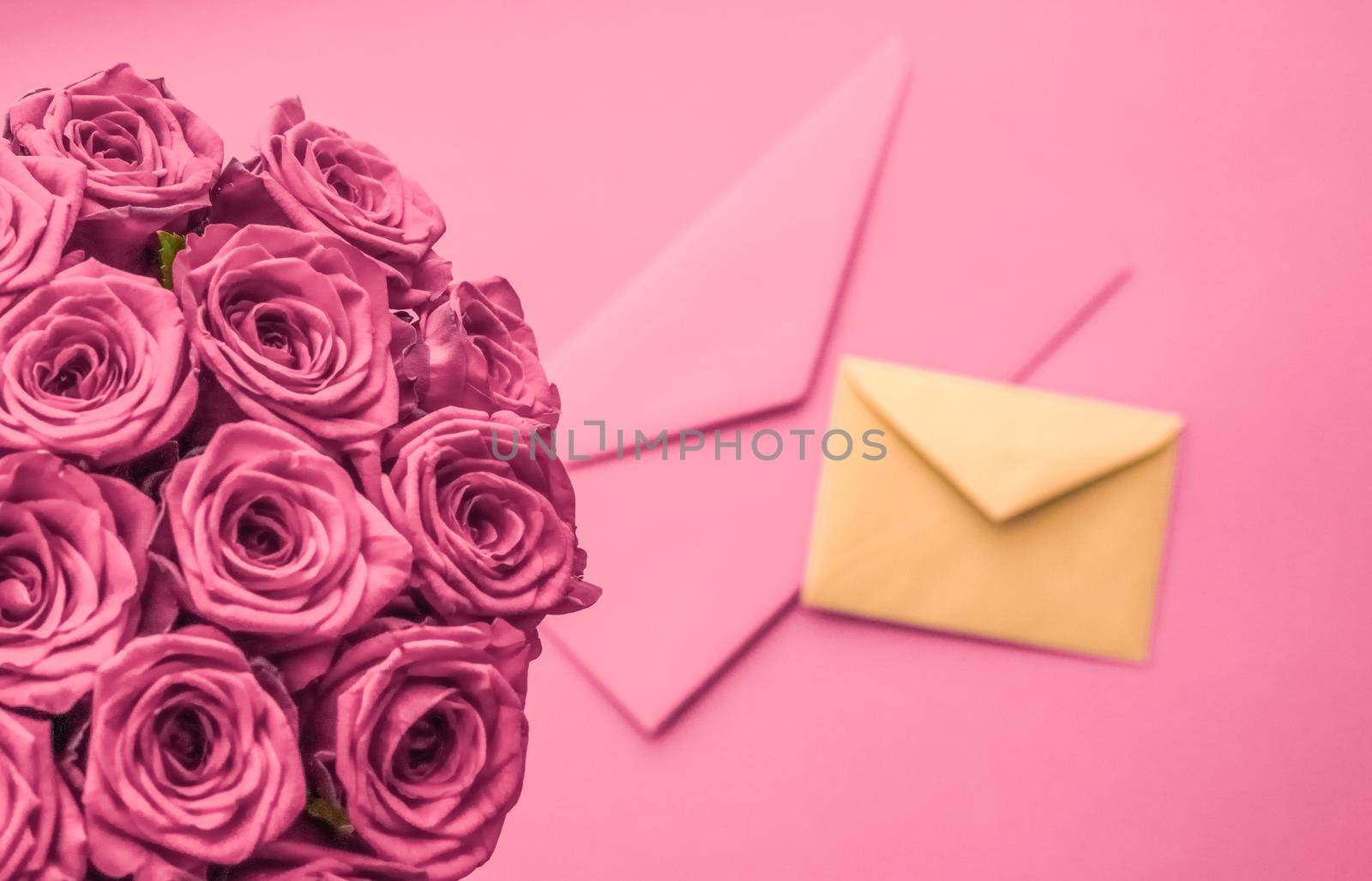 Holidays gift, floral present and happy relationship concept - Holiday love letter and flowers delivery, luxury bouquet of roses and card on blush pink background for romantic holiday design
