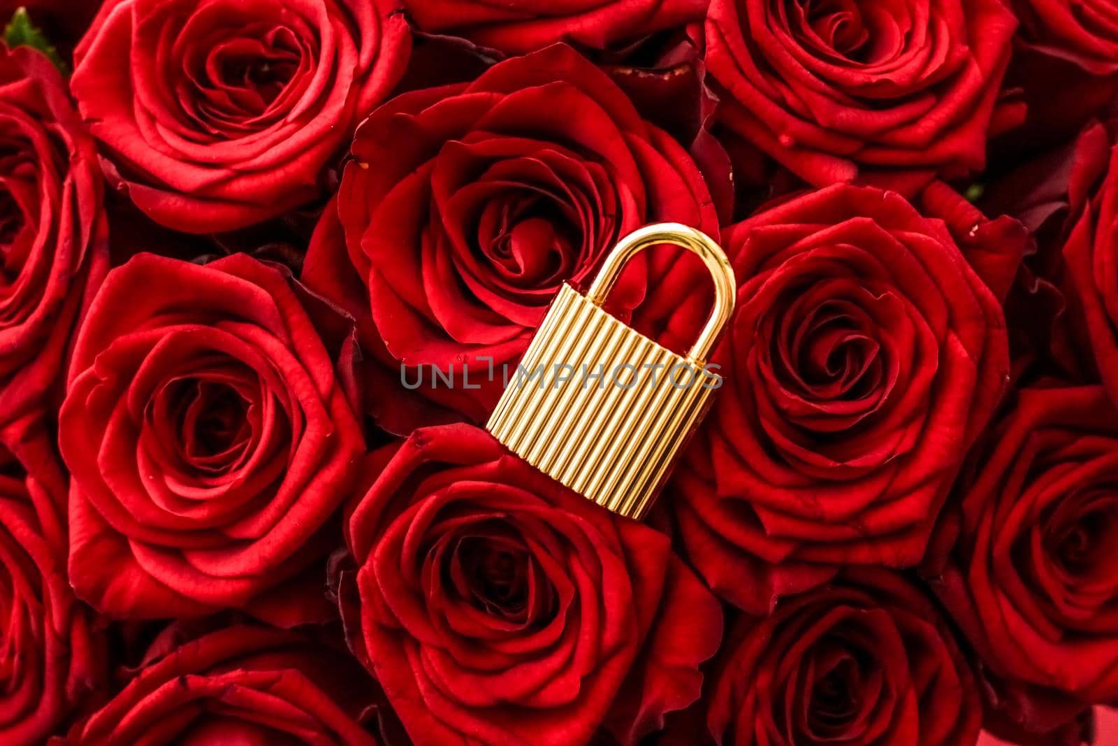 Holiday gift, flowers flatlay and happy relationship concept - Love lock for Valentines Day card, golden padlock and luxury bouquet of roses on red background