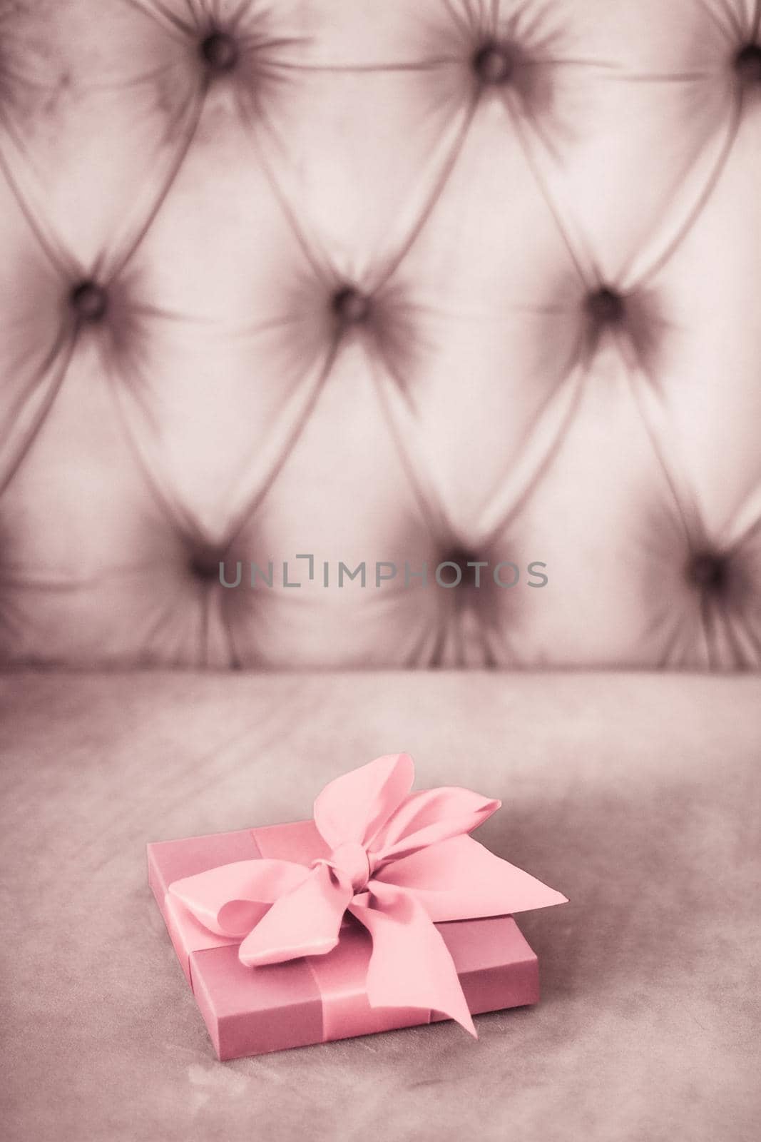 Birthday present, shop sale promotion and love celebration concept - Vintage luxury holiday blush pink gift box with silk ribbon and bow, christmas or valentines day decor