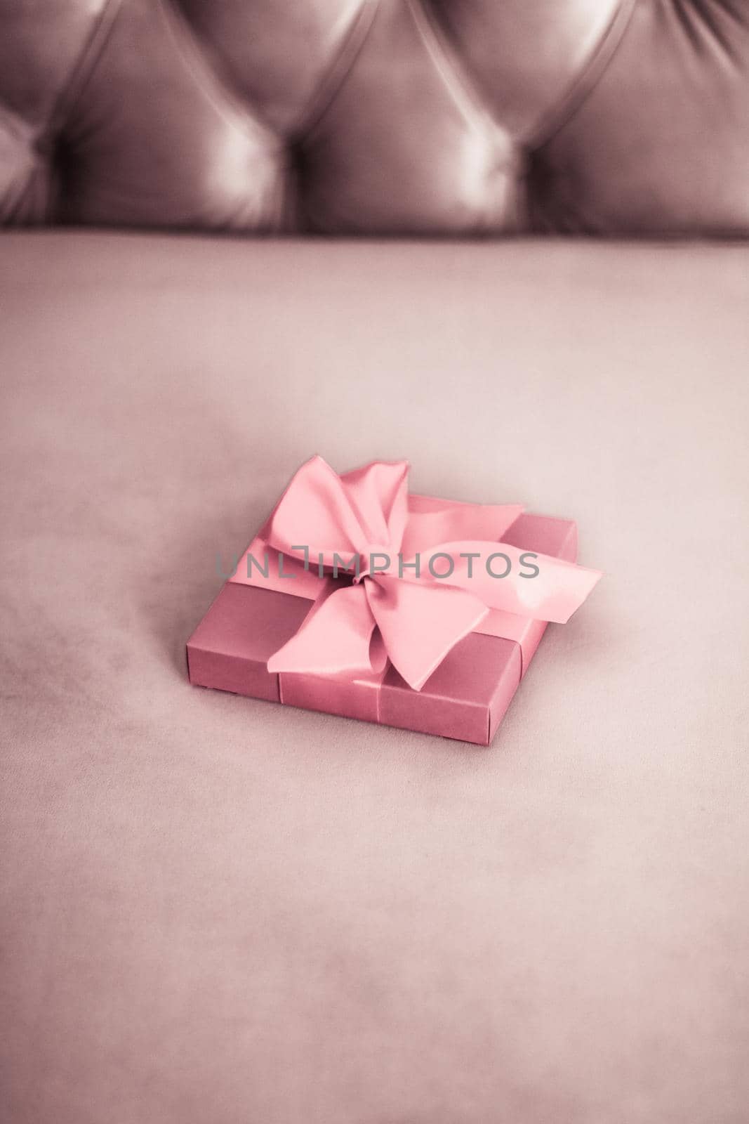 Birthday present, shop sale promotion and love celebration concept - Vintage luxury holiday blush pink gift box with silk ribbon and bow, christmas or valentines day decor