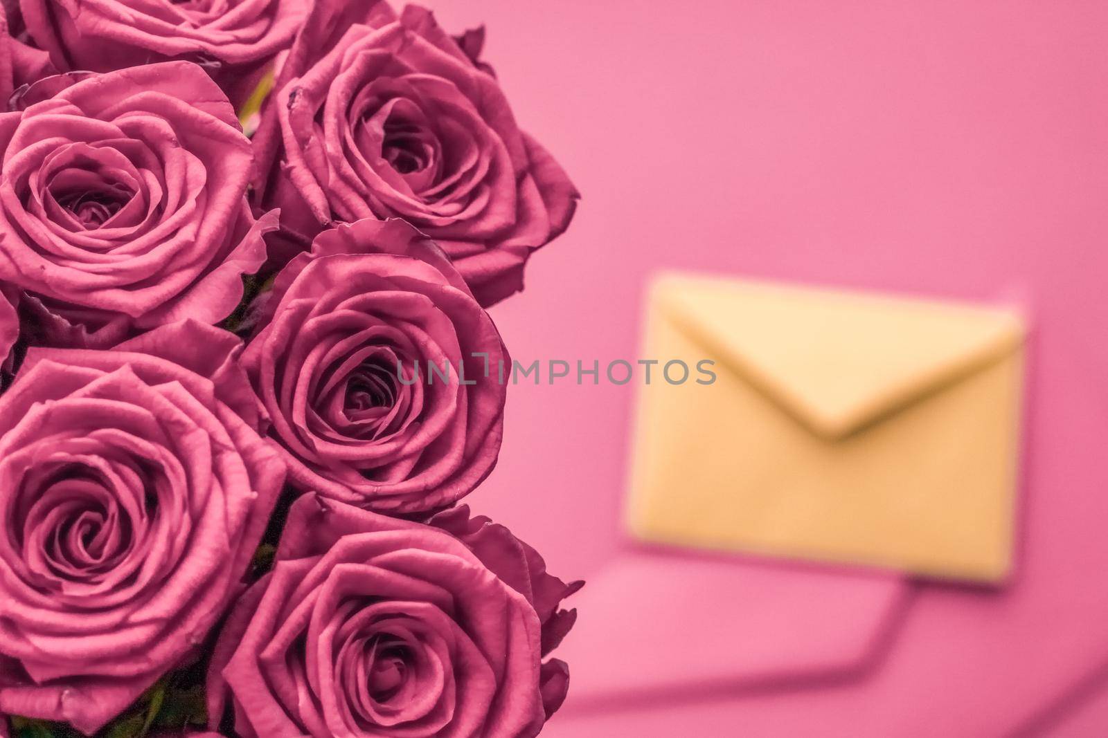 Holidays gift, floral present and happy relationship concept - Holiday love letter and flowers delivery, luxury bouquet of roses and card on blush pink background for romantic holiday design