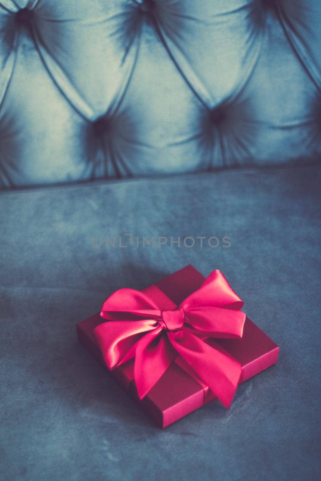 Birthday present, shop sale promotion and love celebration concept - Vintage luxury holiday pink gift box with silk ribbon and bow, christmas or valentines day decor