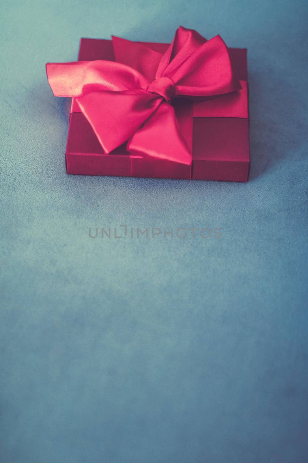 Birthday present, shop sale promotion and love celebration concept - Vintage luxury holiday pink gift box with silk ribbon and bow, christmas or valentines day decor