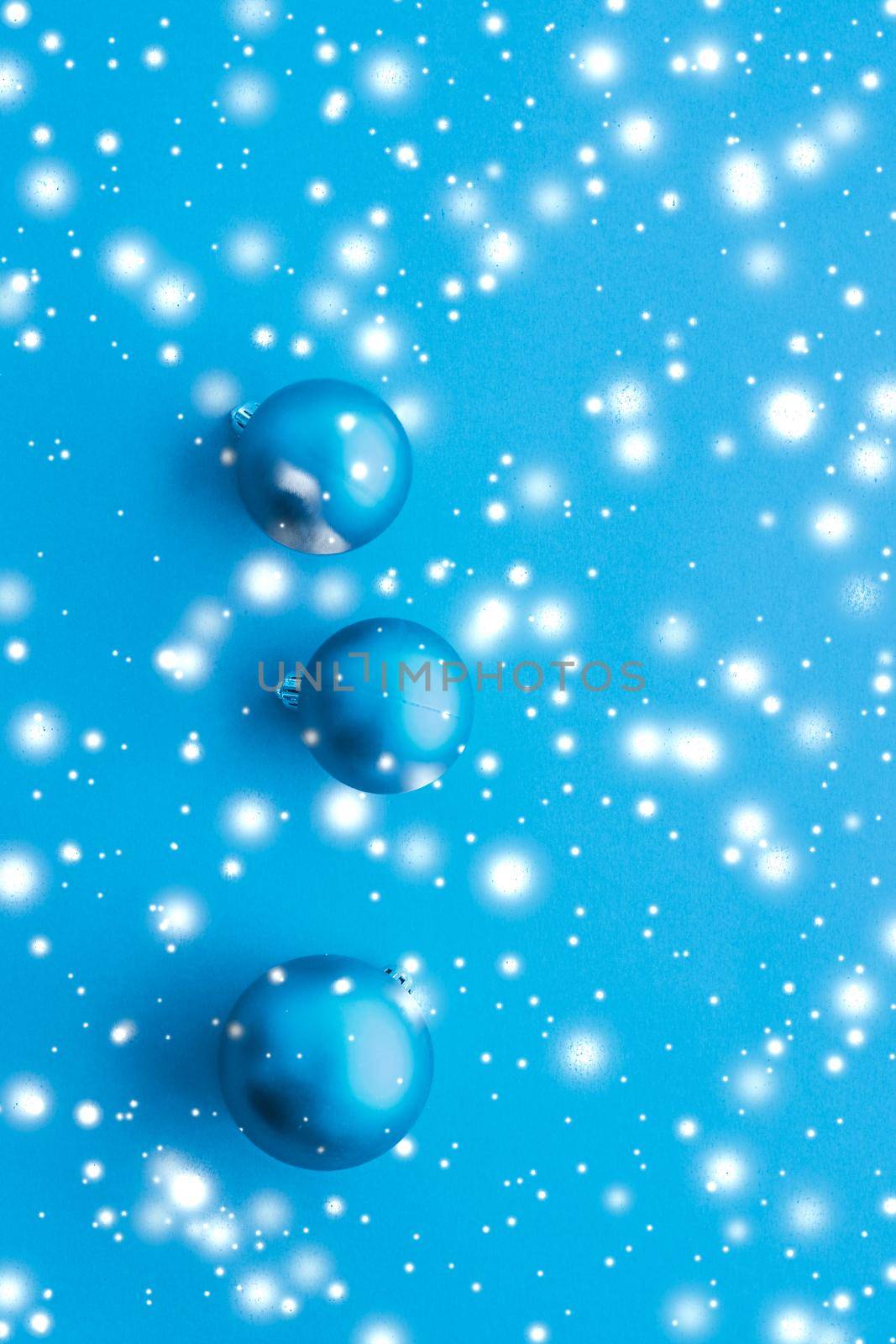 Gift decor, New Years Eve and happy celebration concept - Christmas baubles on blue background with snow glitter, luxury winter holiday card