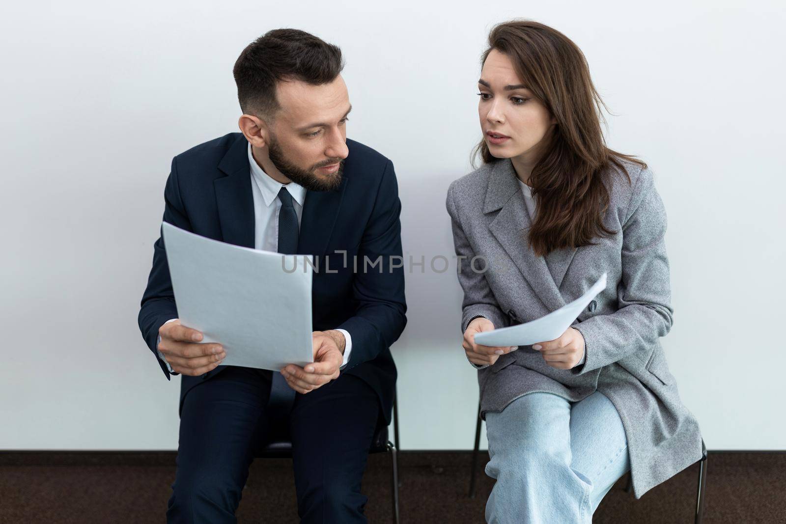 job seekers communicate before the interview with the manager.
