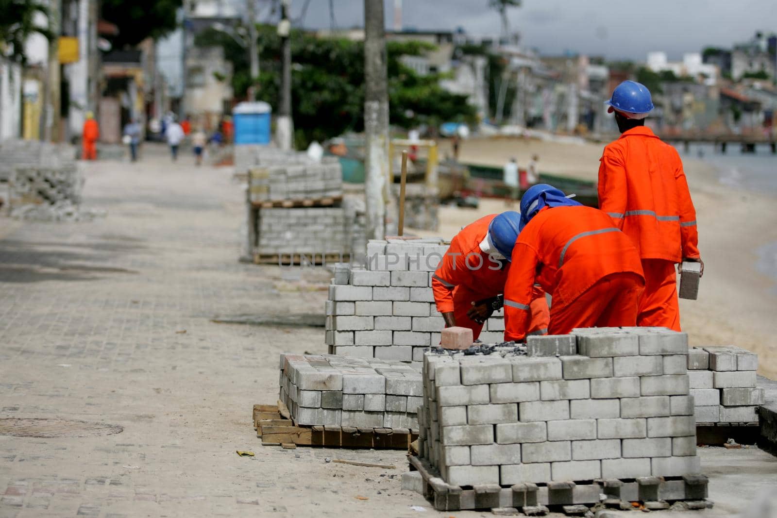 salvador, bahia / brazil - july 23, 2015: Workers are seen working on recovery works on Avenida Beira Mar in the Ribeira neighborhood in the city of Salvador.


