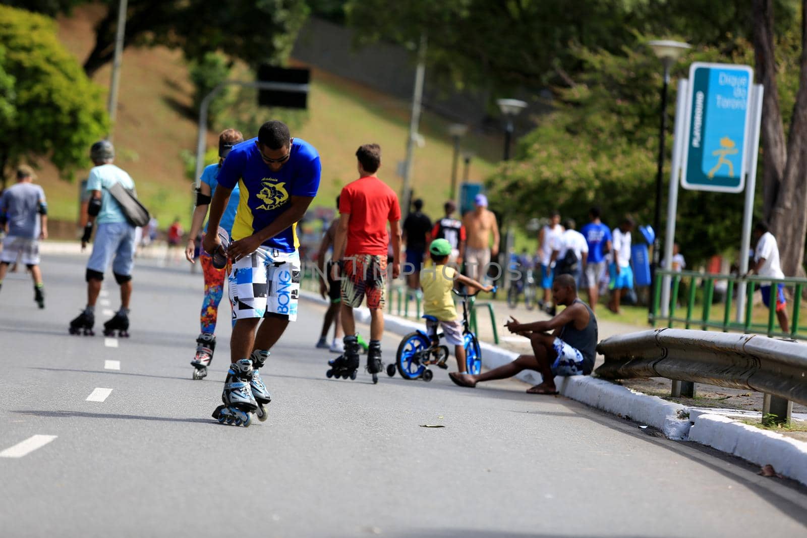 salvador, bahia / brazil - february 21, 2016: People seen rollerblading and practicing physical activity in the Dike de Tororo region in Salvador. The activities are part of the Ruas do Lazer project.