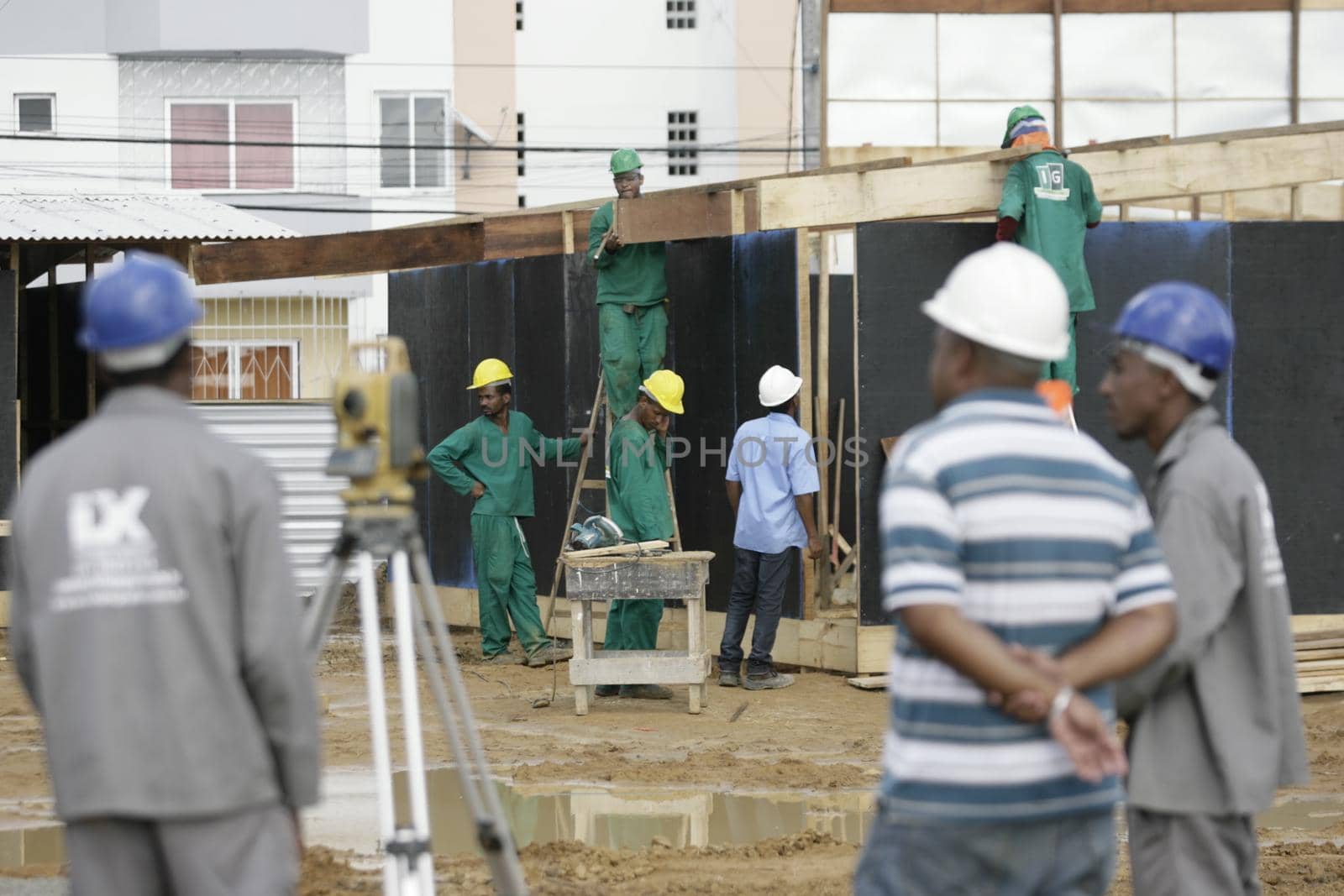 salvador, bahia / brazil - july 6, 2016: Workers are seen at the construction site of Salvador Municipal Hospital, in the neighborhood of Boca da Mata.