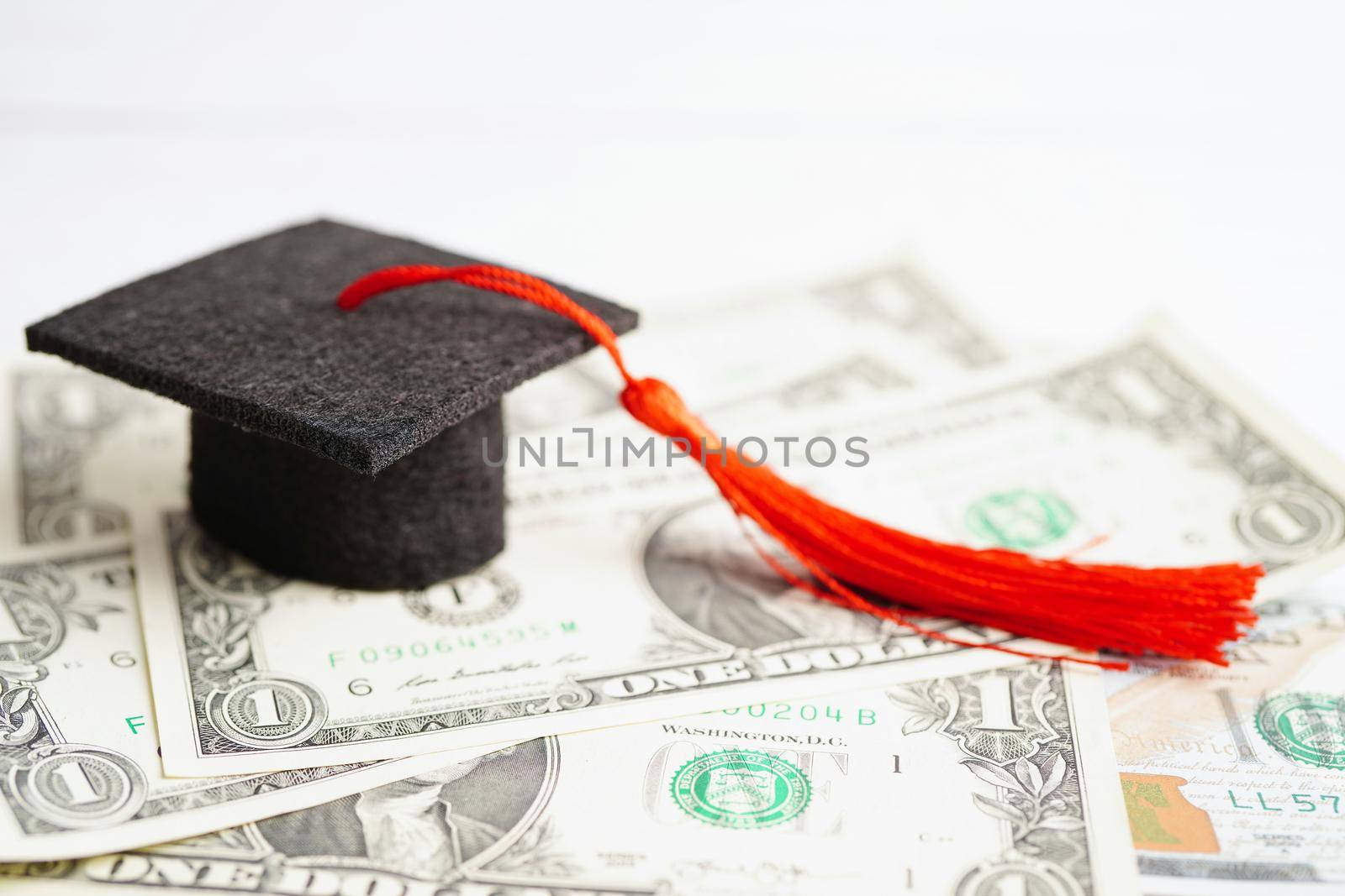 Graduation gap hat on US dollar banknotes money, Education study fee learning teach concept.