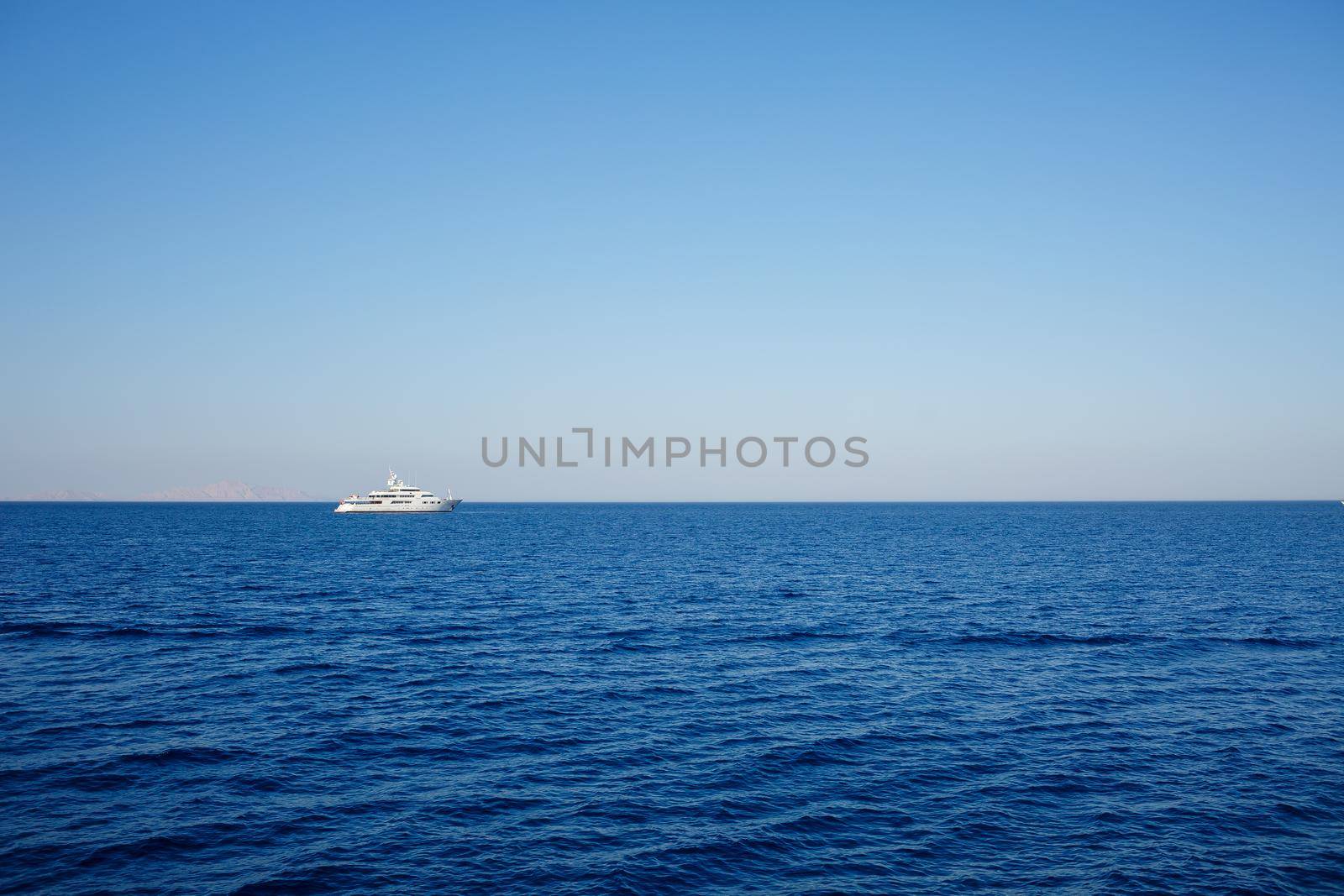 Photo of the red sea, bright sun