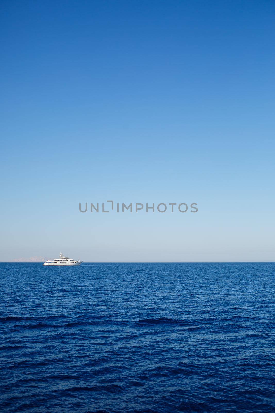 Photo of the red sea, bright sun