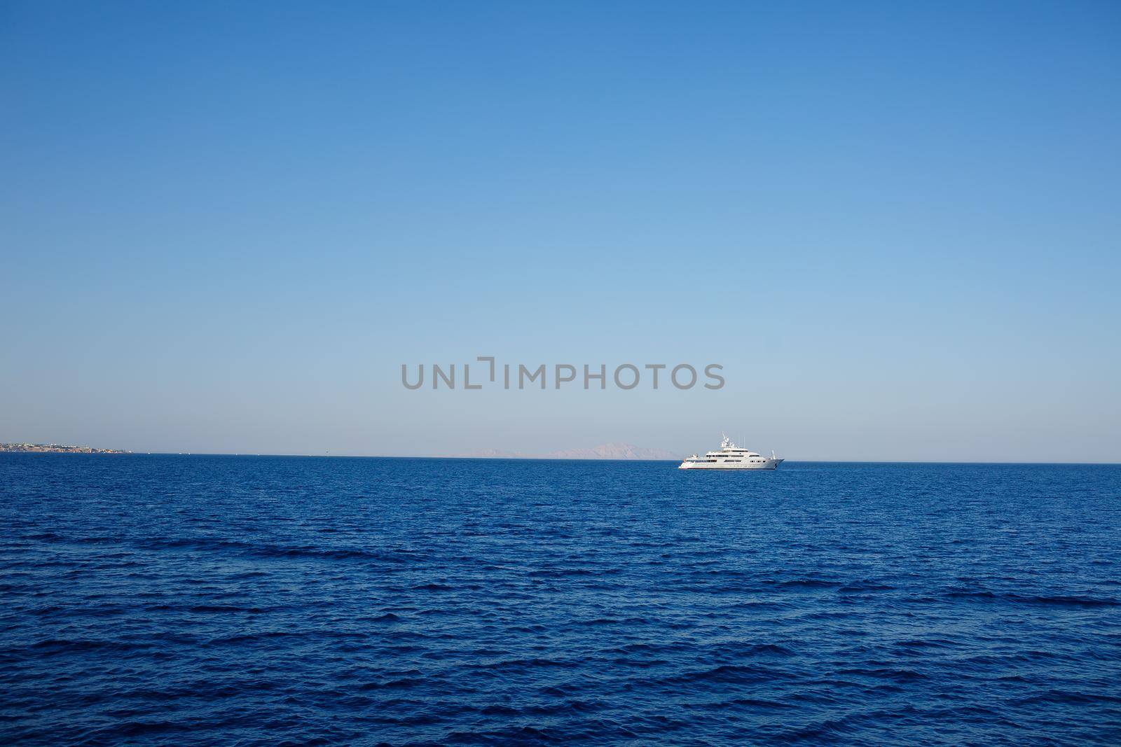 Photo of the red sea, bright sun