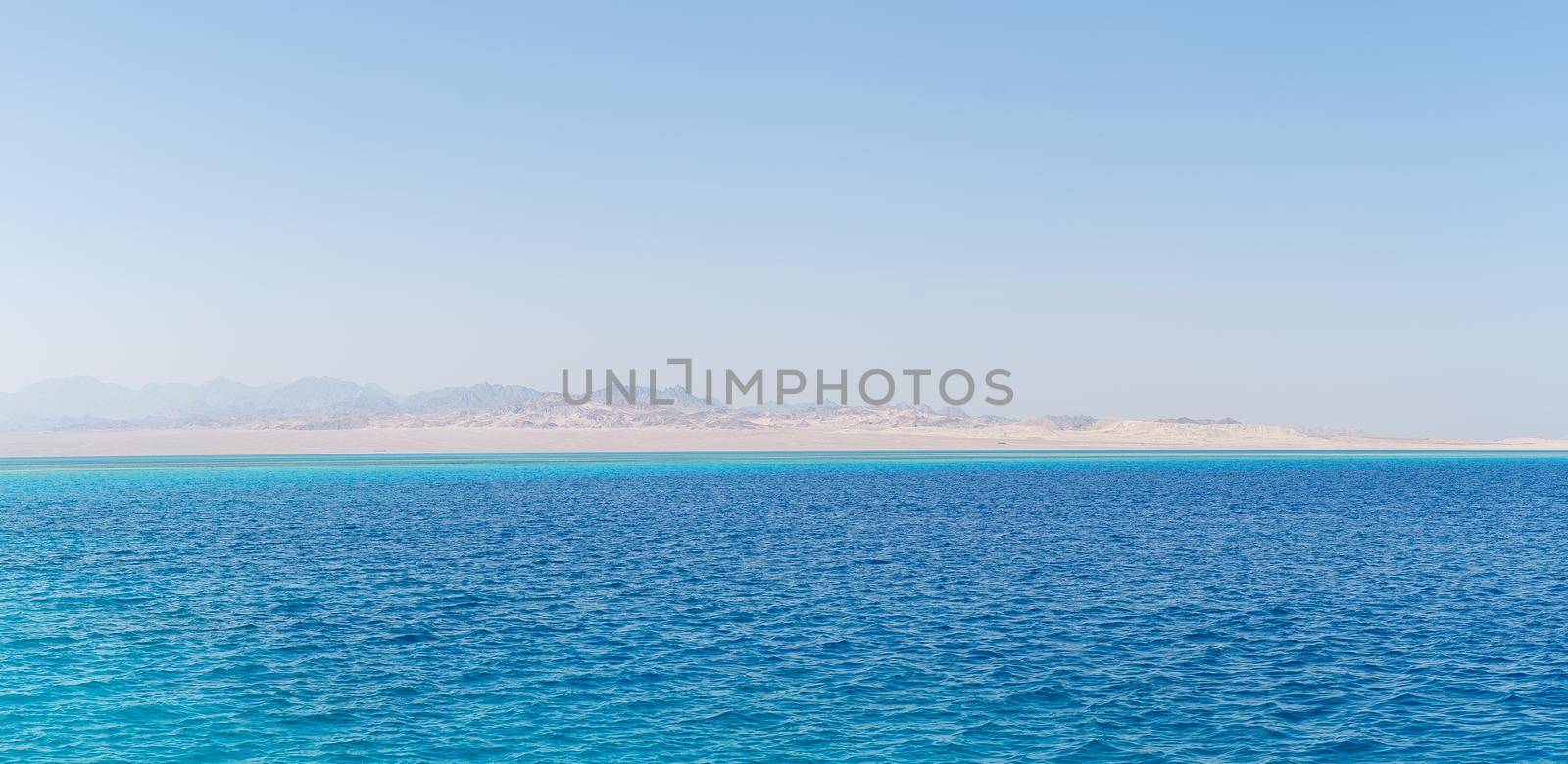 Photo of the red sea, bright sun