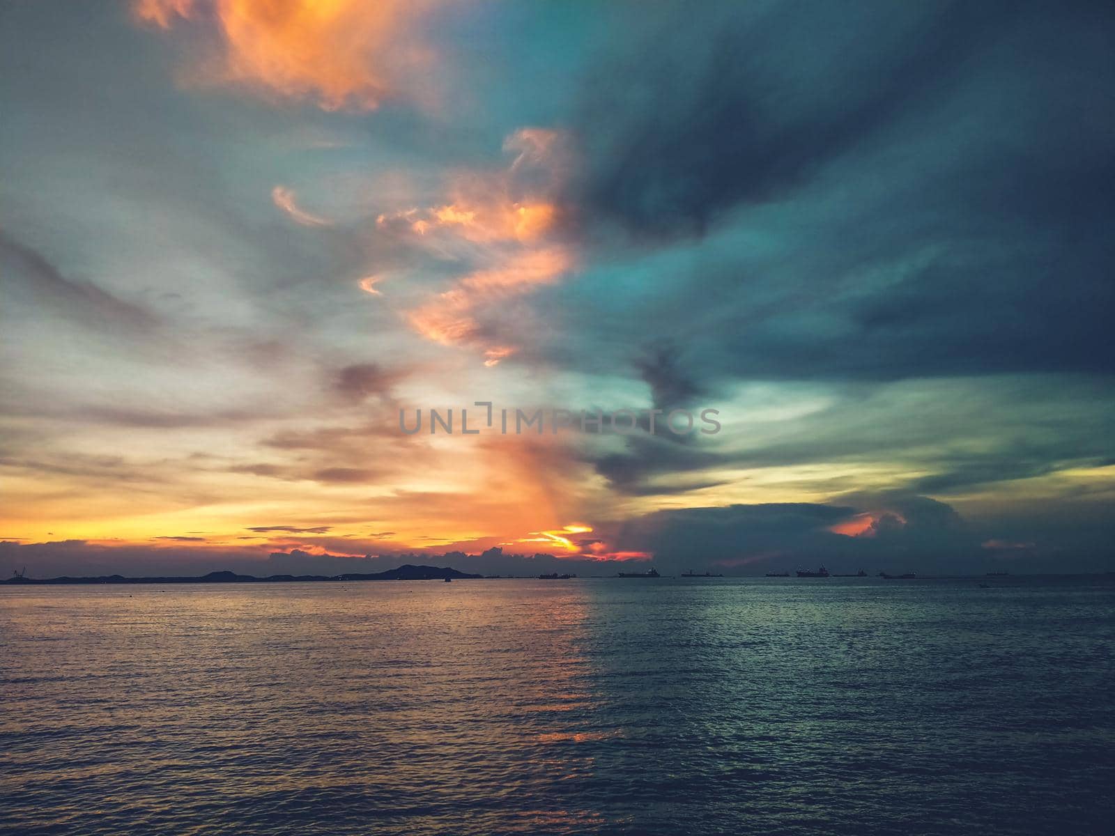 Sunset dramatic seascape bright evening sky during sunset nature background