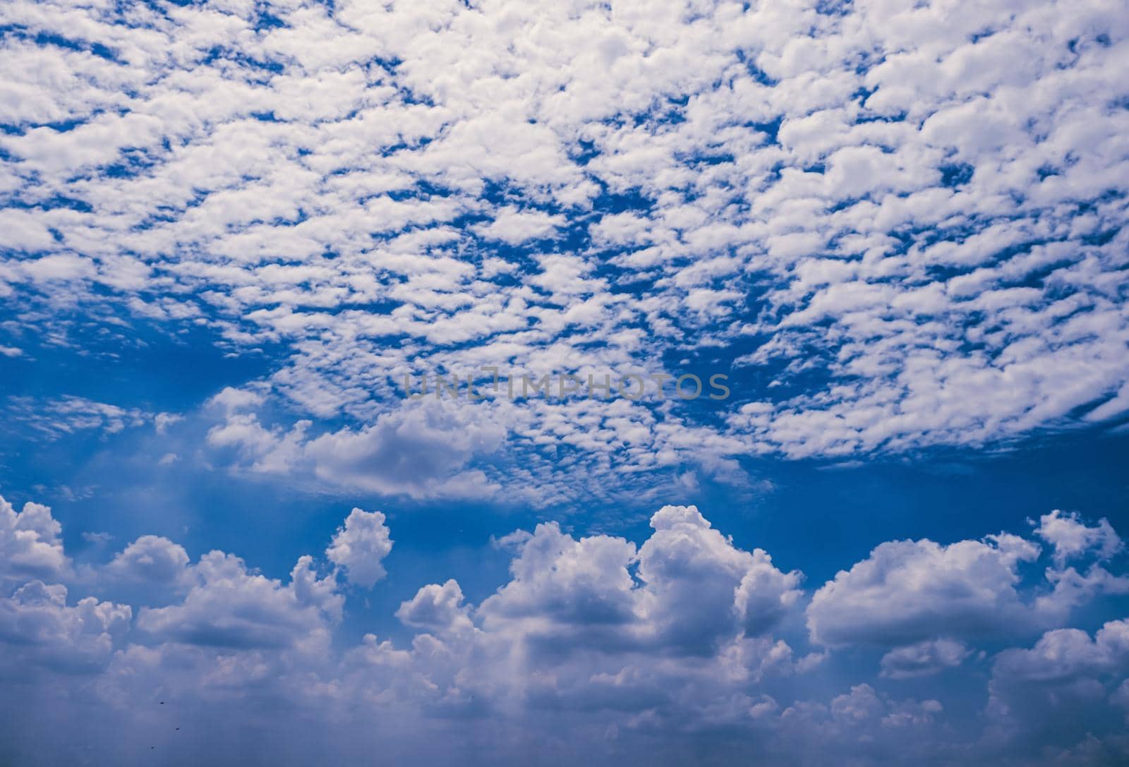 white fluffys clouds sky background with blue sky background