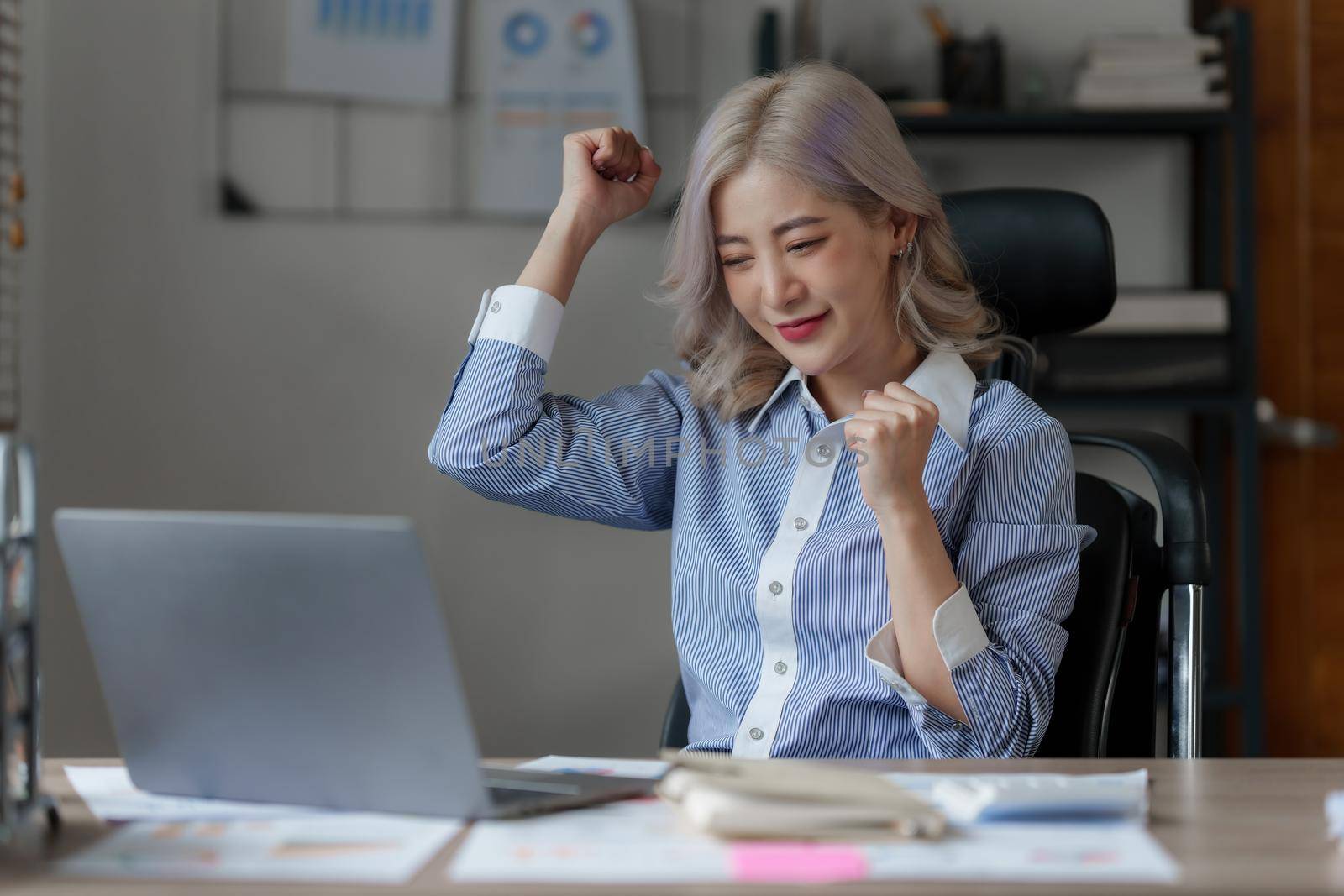 Asian Business woman working to analyze technical price graph and indicator. finance concept.