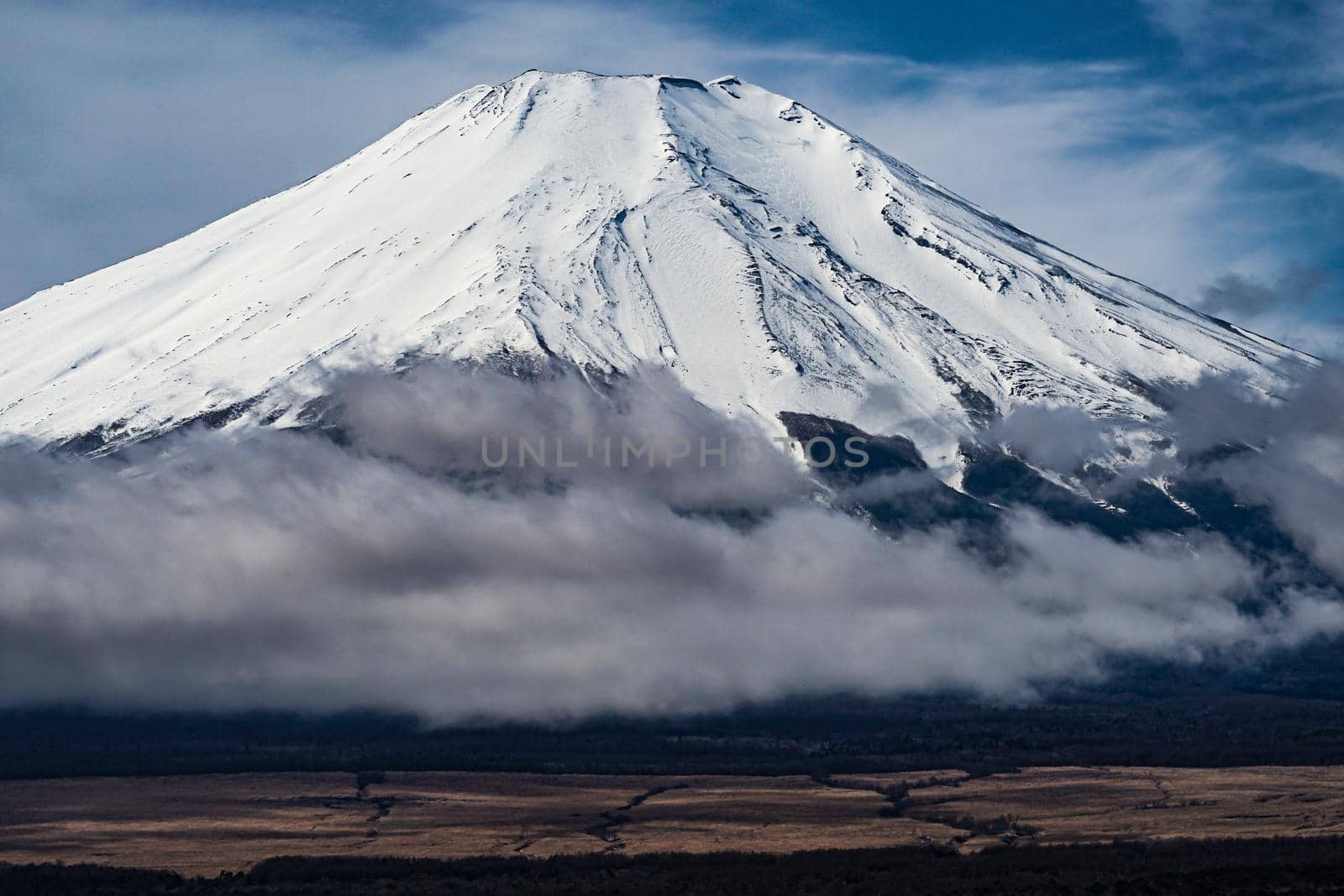 Mt. Fuji and magnificent sky (shooting from Lake Yamanaka). Shooting Location: Yamanaka Yamanashi Prefecture