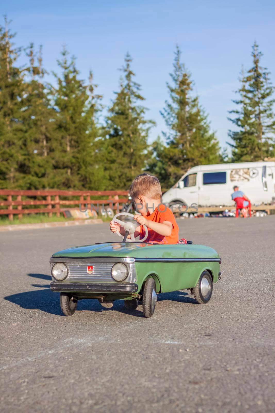 2022-08-12 Tatarstan, Verkhneuslonsky district, village. Savino. Resort town "Sviyazhsky hills". Kazan Festival of Historical Technologies. Children ride on children's retro cars.