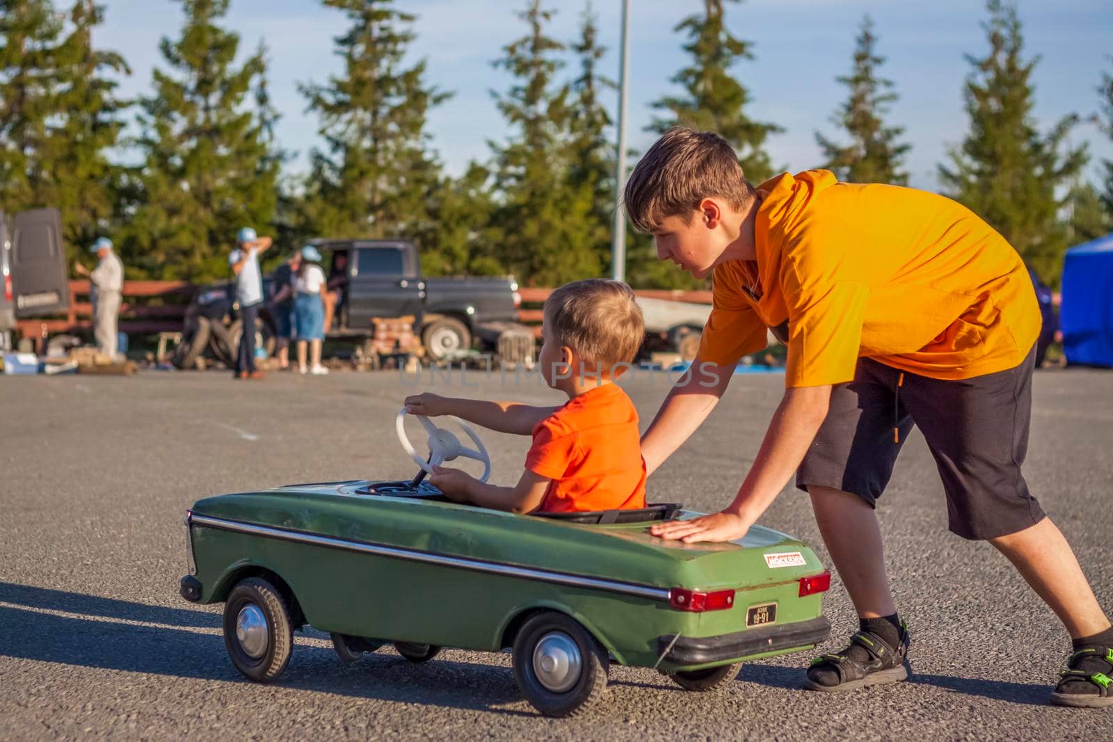 2022-08-12 Tatarstan, Verkhneuslonsky district, village. Savino. Resort town "Sviyazhsky hills". Kazan Festival of Historical Technologies. Children ride on children's retro cars.