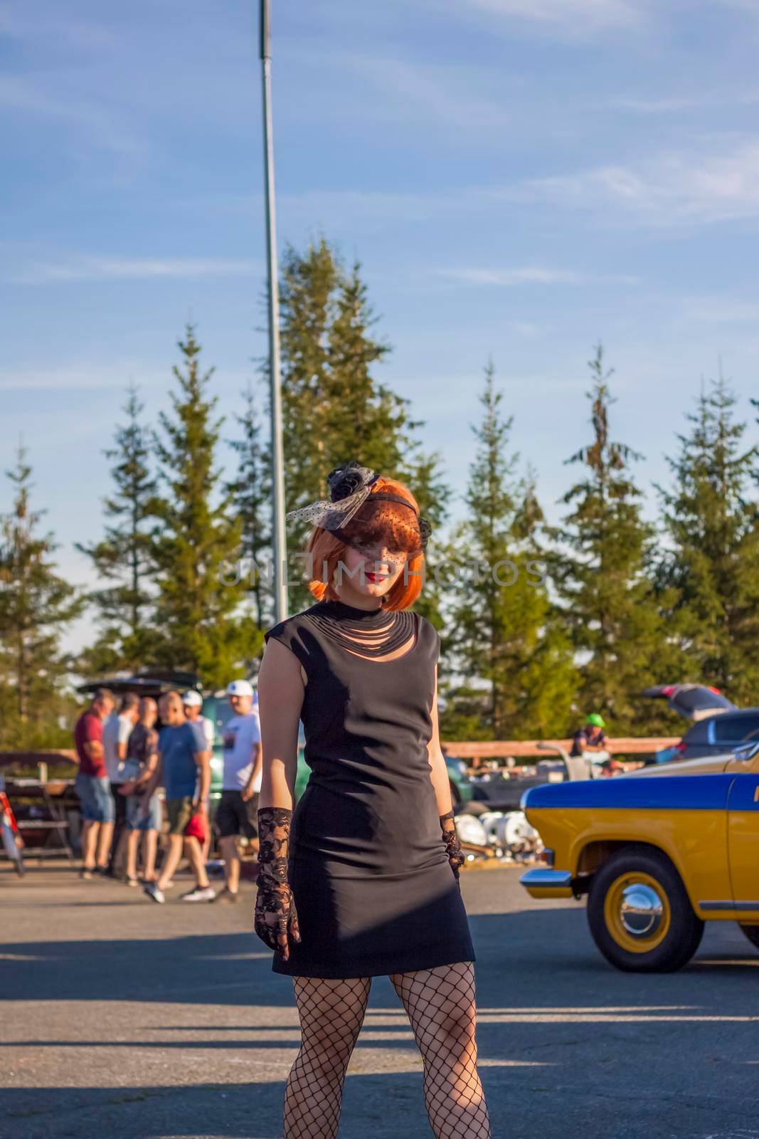 2022-08-12 Tatarstan, Verkhneuslonsky district, Savino village. Resort town "Sviyazhsky hills". Kazan Festival of Historical Cars. A man and a woman in retro clothes pose near cars