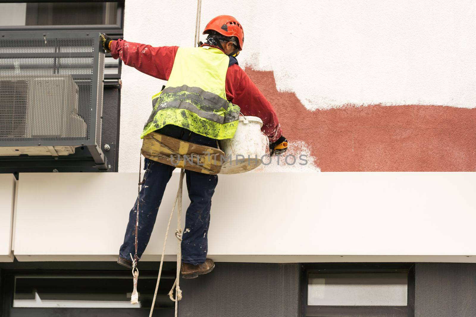 Painters-altitude upgrade the facade of the building