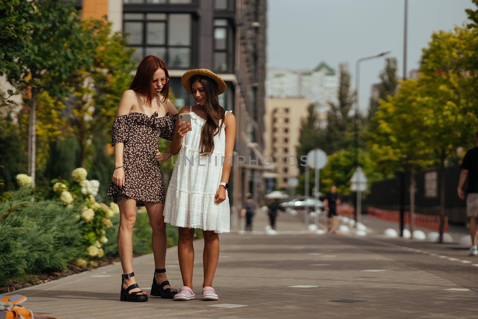 Two tourists with a phone on a city street