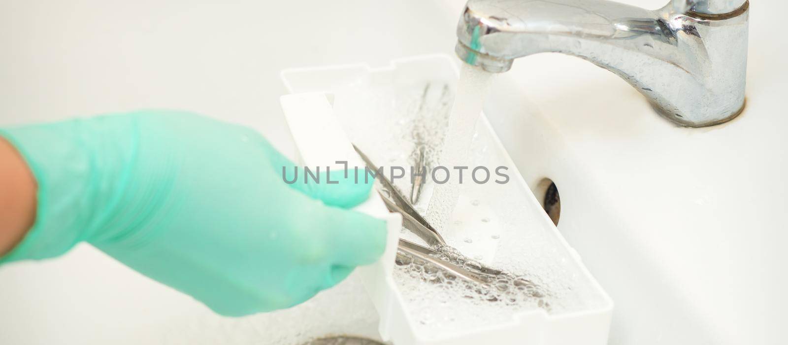 Hand in glove cleans the tweezers with water in-tray. Cleaning systems for tweezers. by okskukuruza