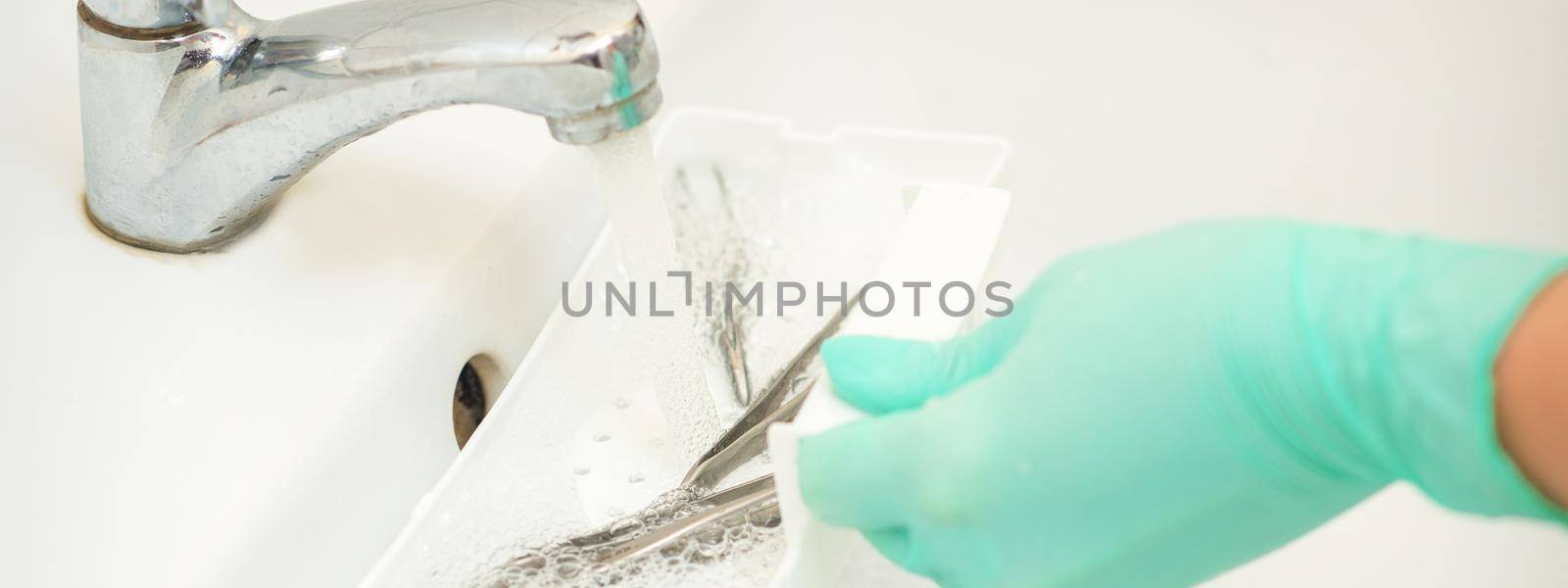Hand in glove cleans the tweezers with water in-tray. Cleaning systems for tweezers