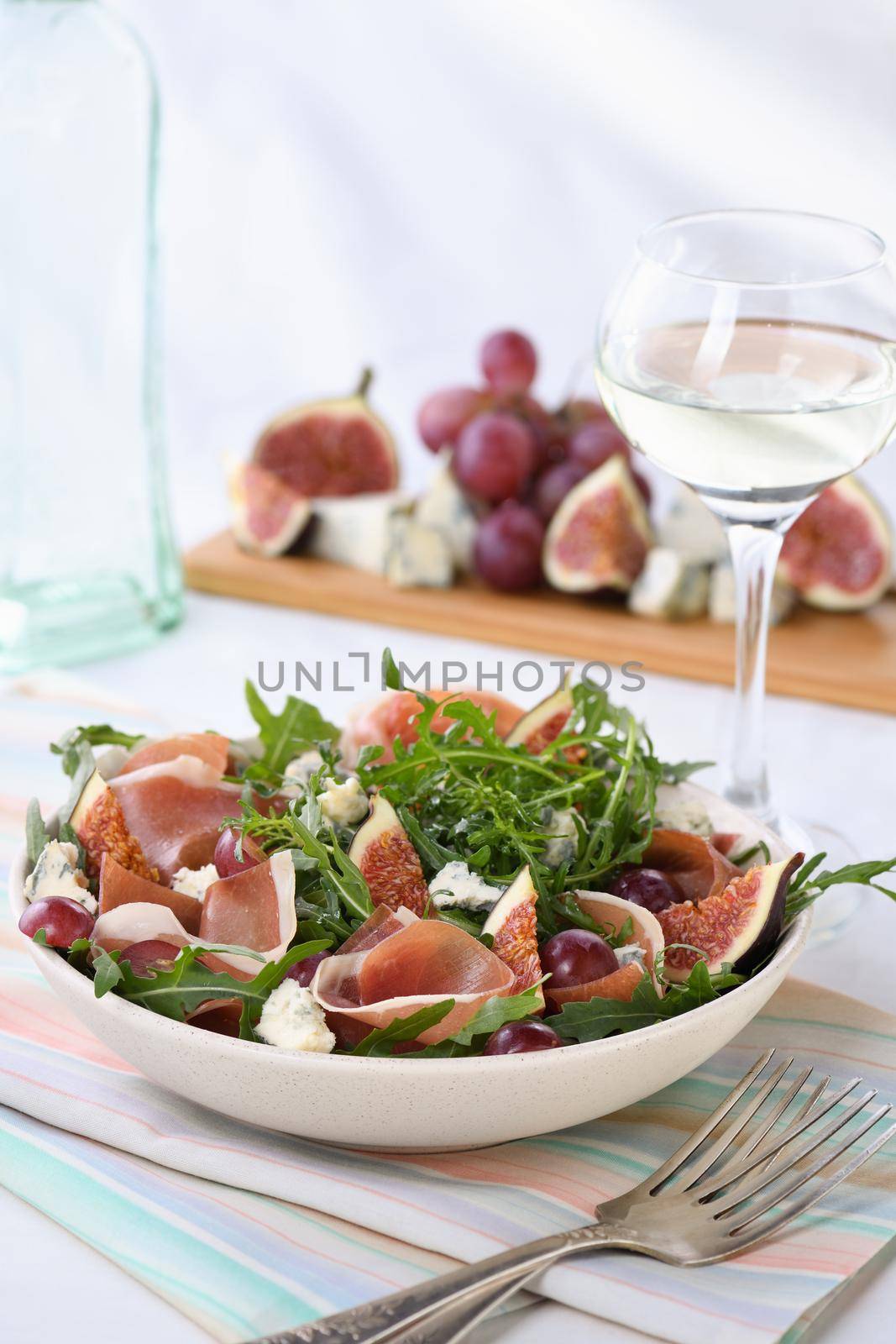 Arugula salad with Parma ham, blue cheese, figs, grapes