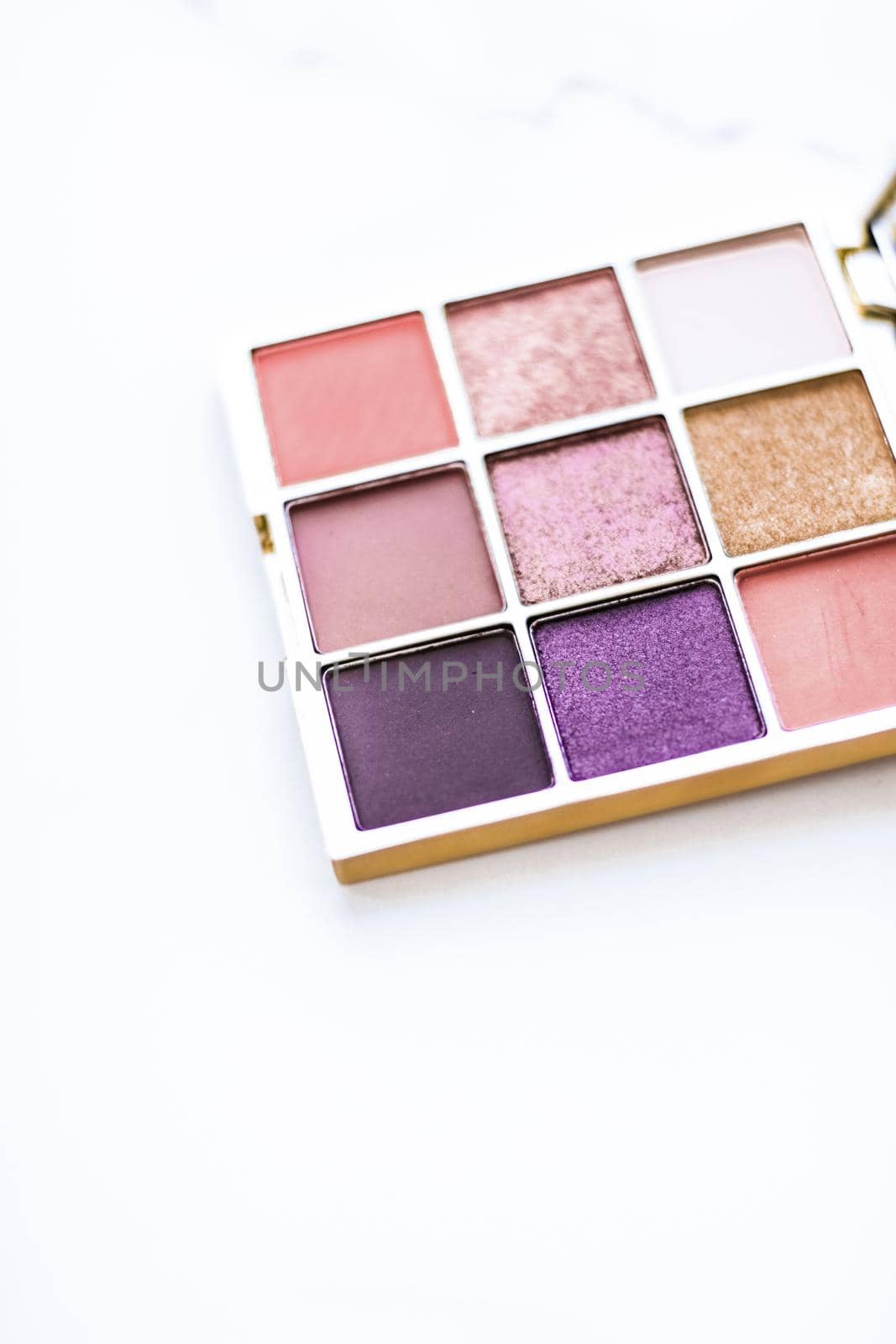 Cosmetic branding, fashion blog and glamour set concept - Eye shadow palette swatches on marble background, make-up and eyeshadows cosmetics product for luxury beauty brand and holiday flatlay design