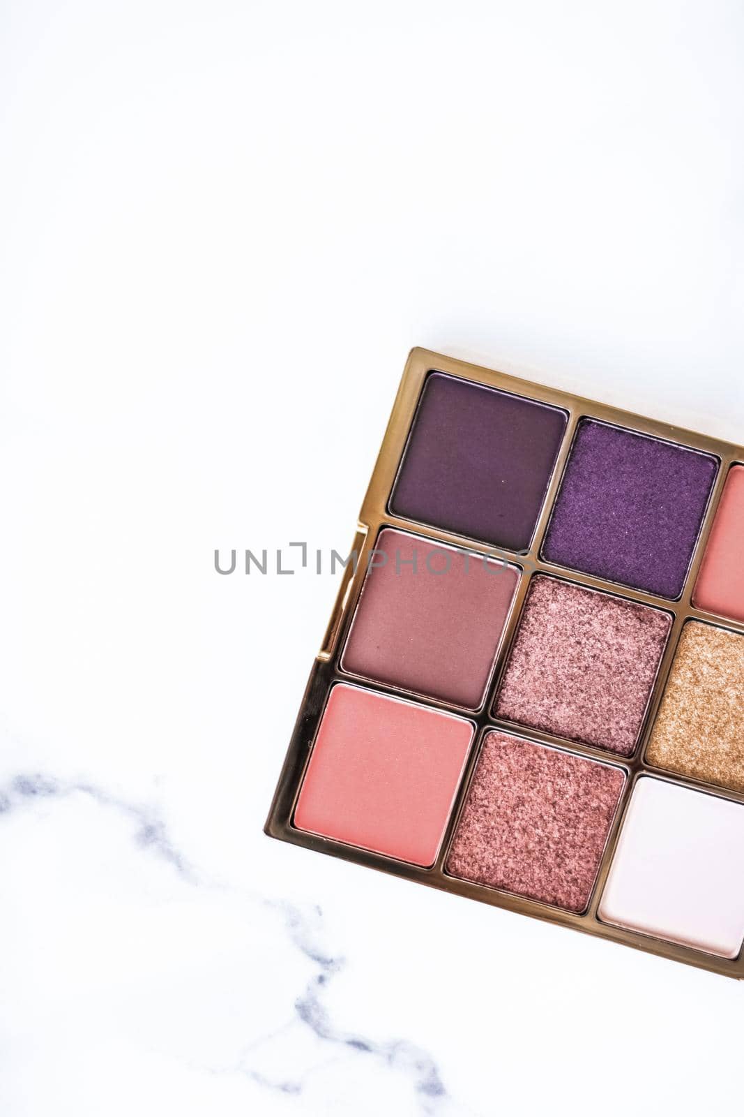 Cosmetic branding, fashion blog and glamour set concept - Eye shadow palette swatches on marble background, make-up and eyeshadows cosmetics product for luxury beauty brand and holiday flatlay design