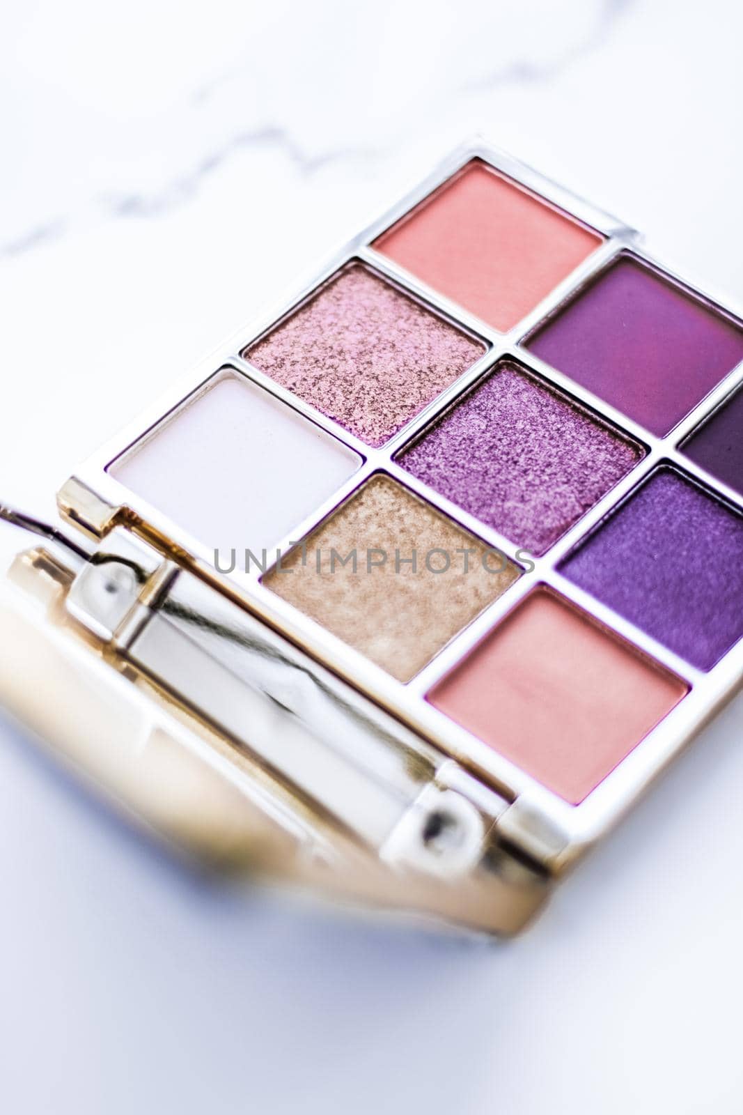 Cosmetic branding, fashion blog and glamour set concept - Eye shadow palette swatches on marble background, make-up and eyeshadows cosmetics product for luxury beauty brand and holiday flatlay design