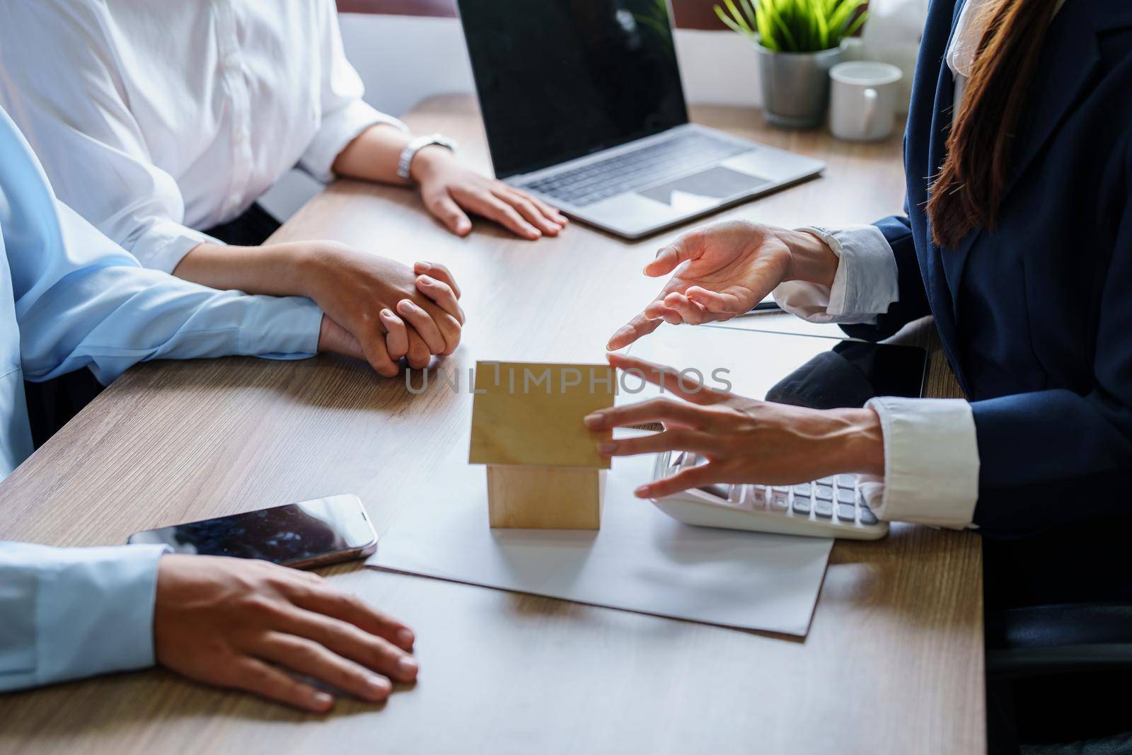 Portrait of a real estate agent or bank officer, the lending department quotes the interest on the loan to the customer to assess the risk of investing in a home.