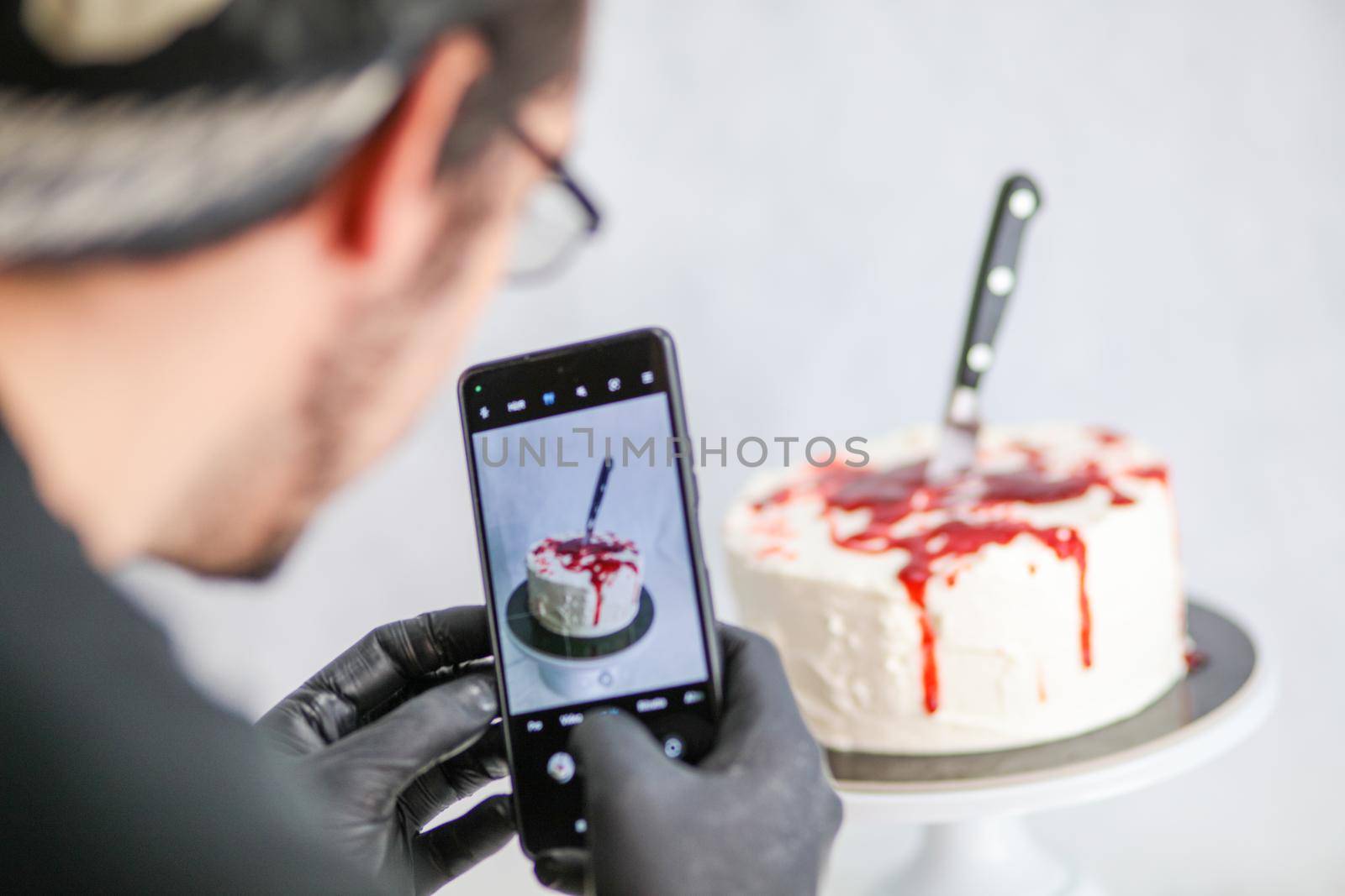 Photographing a bleeding monster cake with knife on cake stand