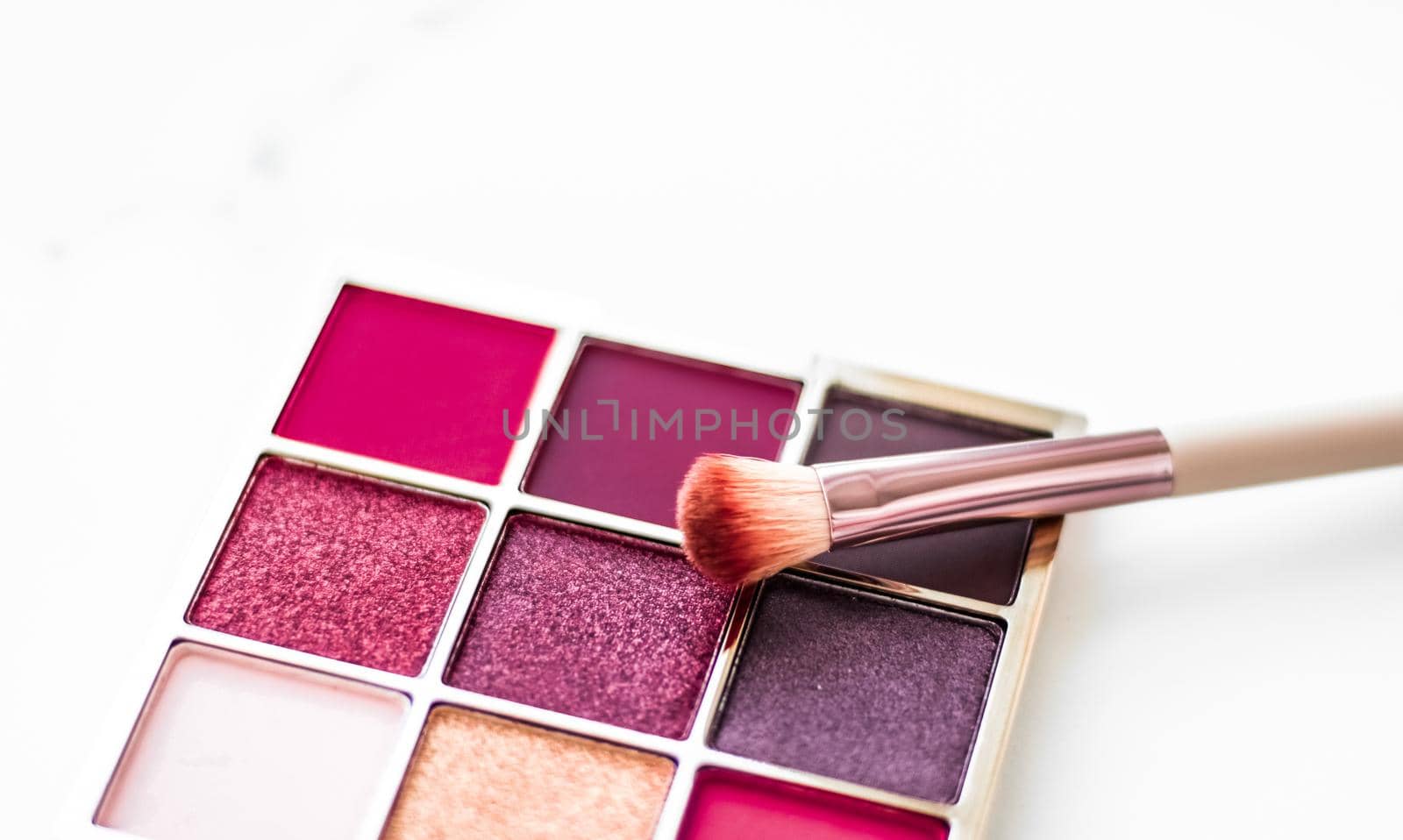 Cosmetic branding, fashion blog and glamour set concept - Eye shadow palette swatches on marble background, make-up and eyeshadows cosmetics product for luxury beauty brand and holiday flatlay design