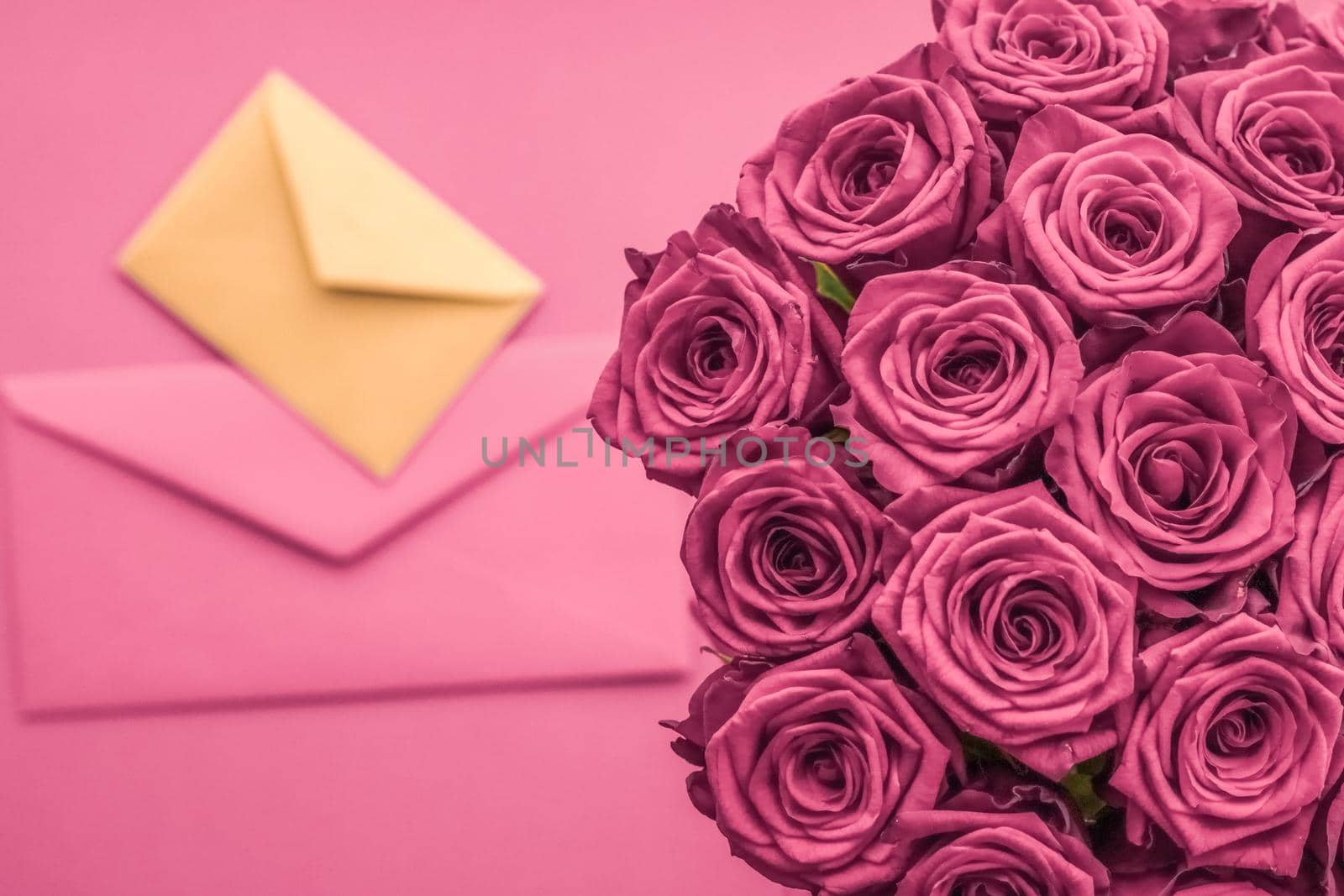 Holidays gift, floral present and happy relationship concept - Holiday love letter and flowers delivery, luxury bouquet of roses and card on blush pink background for romantic holiday design