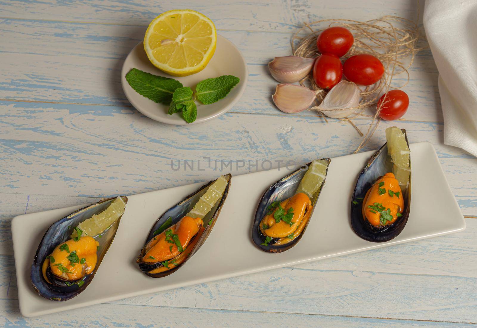 mussels with lemon with a vegetable base