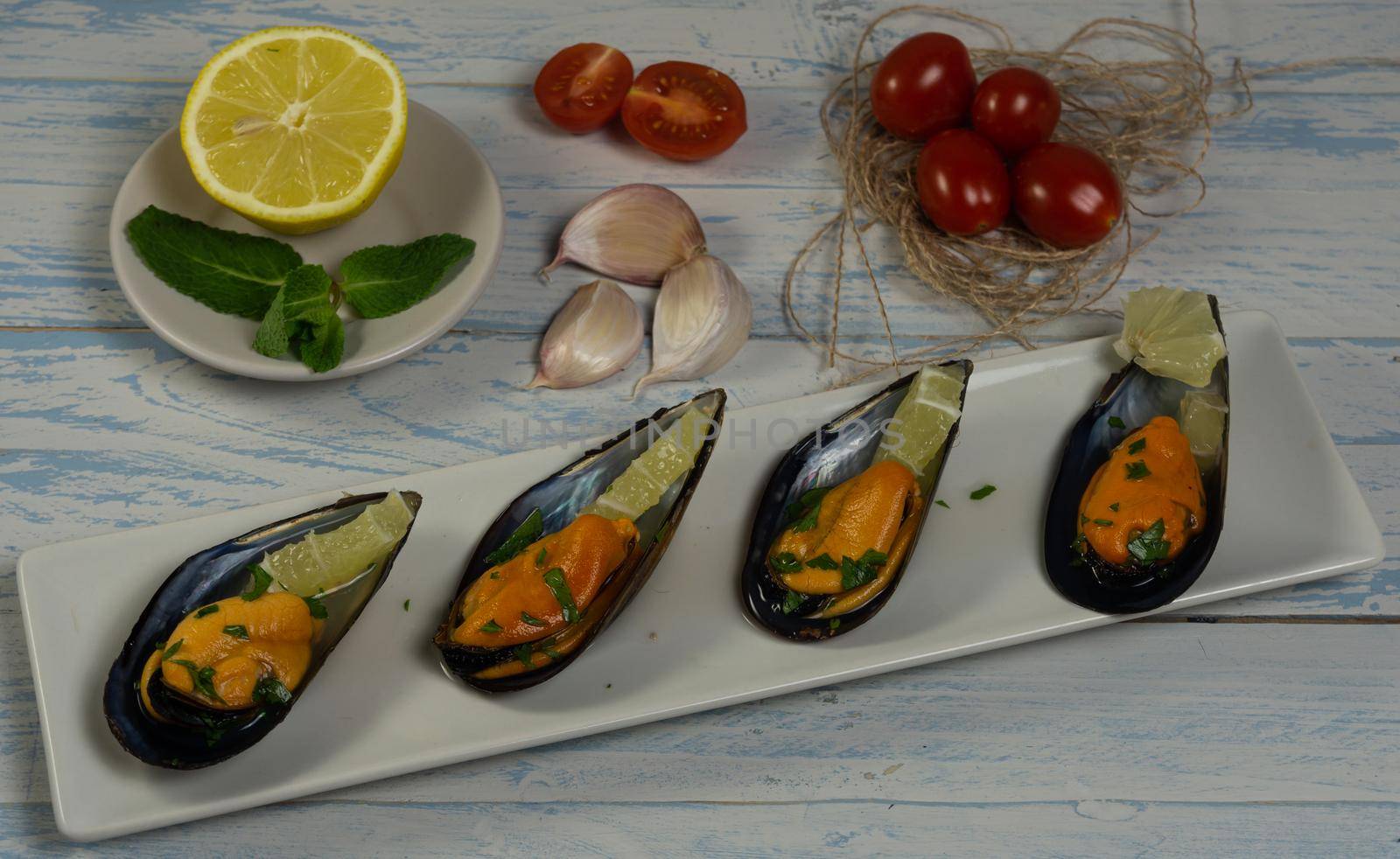 mussels with lemon with a vegetable base