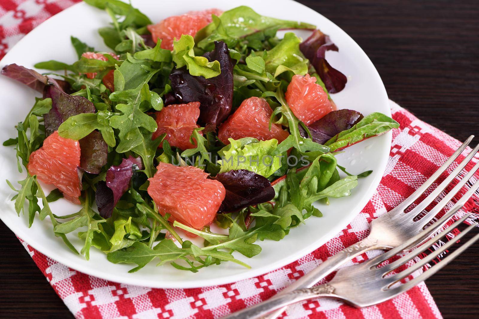Salad from a mix of lettuce and grapefruit by Apolonia