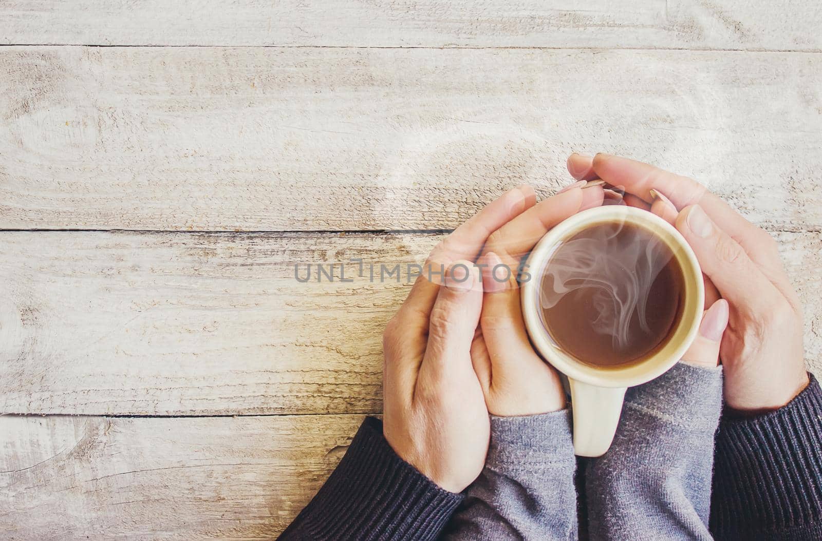 Tea in hand. The lovers are together. Selective focus. Drink.