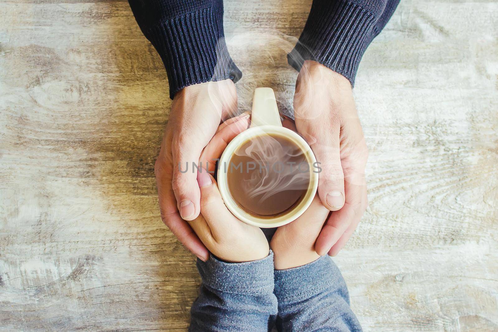 Tea in hand. The lovers are together. Selective focus. Drink.