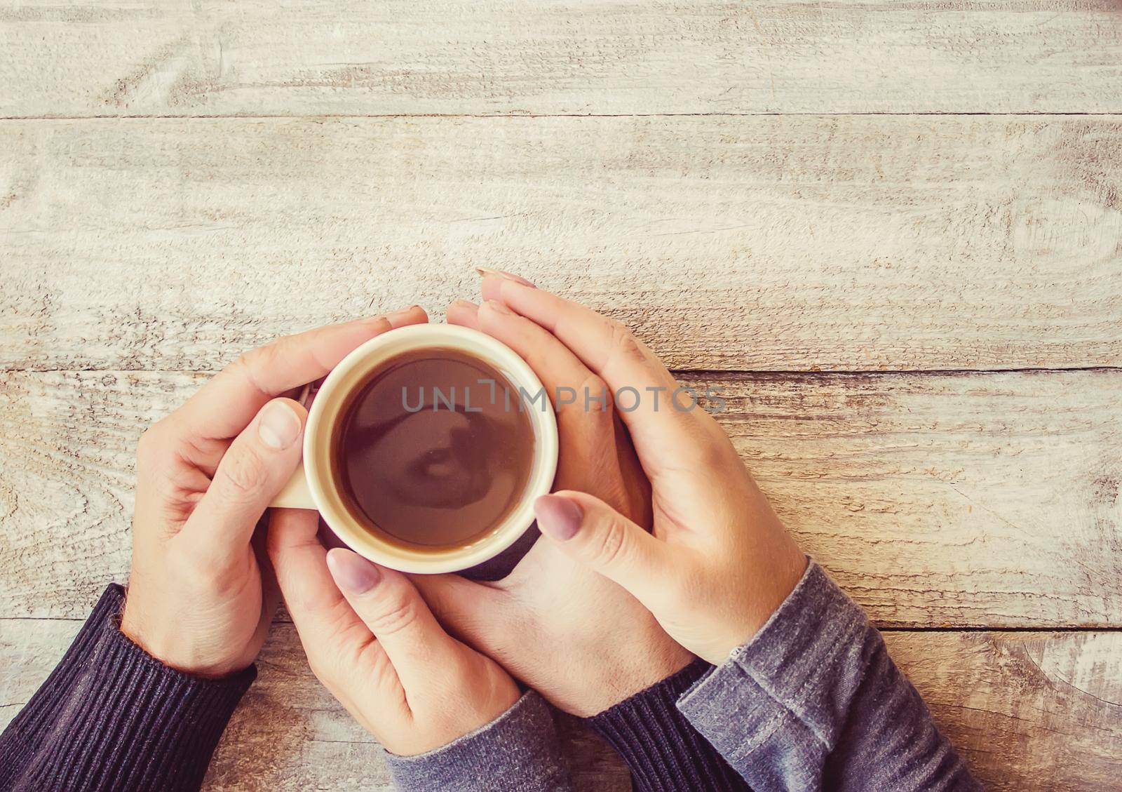 Tea in hand. The lovers are together. Selective focus. Drink.