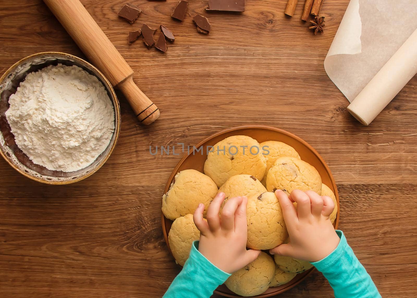 Pastry, cakes, cook their own hands. Selective focus Nature