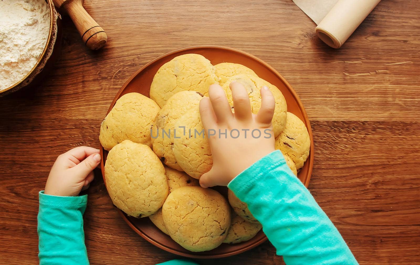 Pastry, cakes, cook their own hands. Selective focus Nature