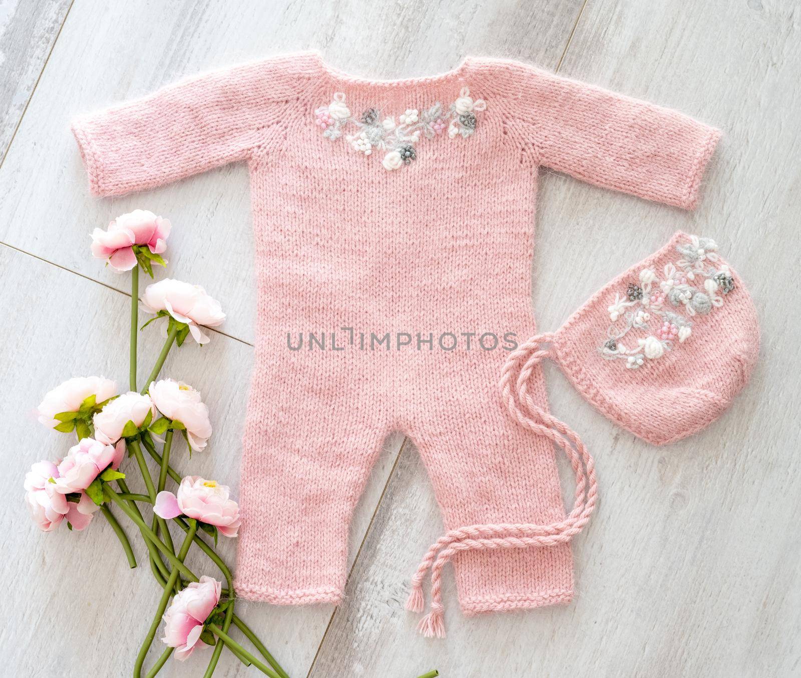 Simple knitted handmade clothes for newborn babies by tan4ikk1