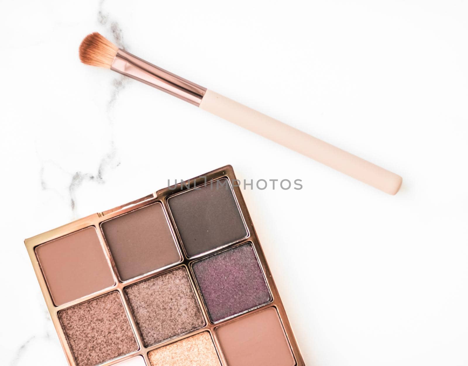 Cosmetic branding, fashion blog and glamour set concept - Eye shadow palette swatches on marble background, make-up and eyeshadows cosmetics product for luxury beauty brand and holiday flatlay design