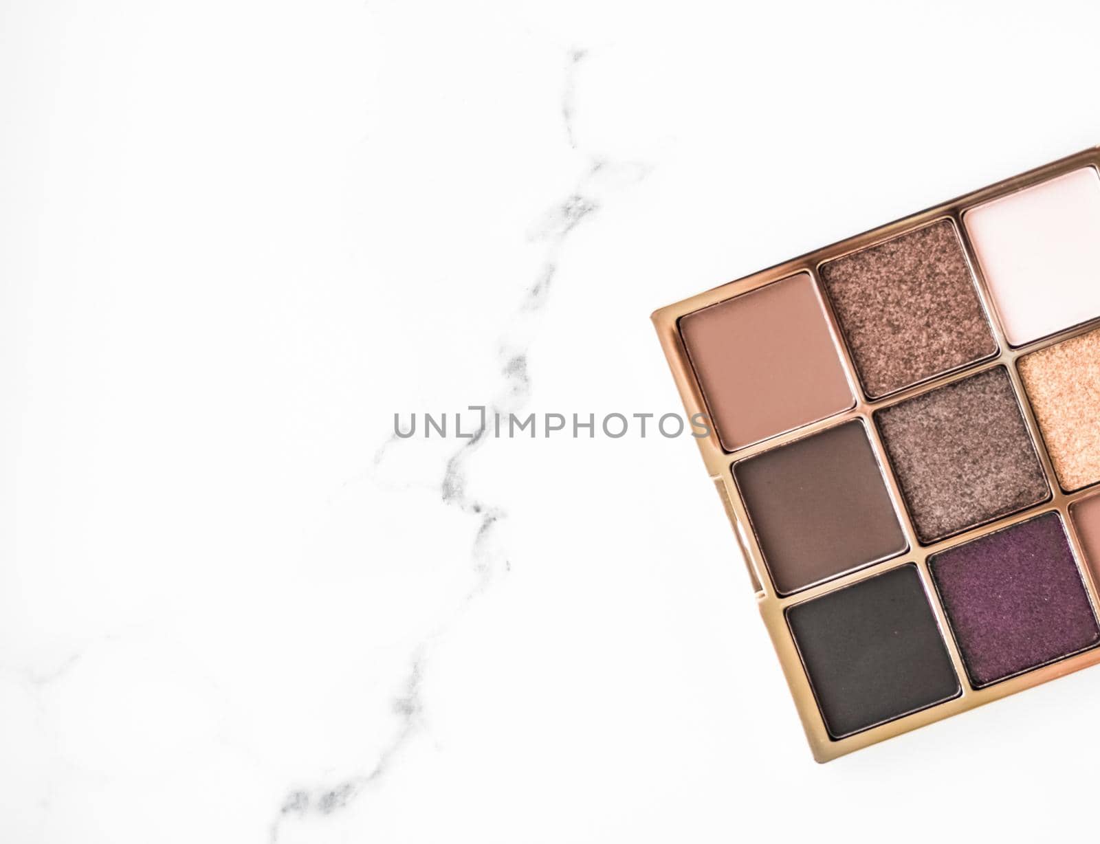 Cosmetic branding, fashion blog and glamour set concept - Eye shadow palette swatches on marble background, make-up and eyeshadows cosmetics product for luxury beauty brand and holiday flatlay design