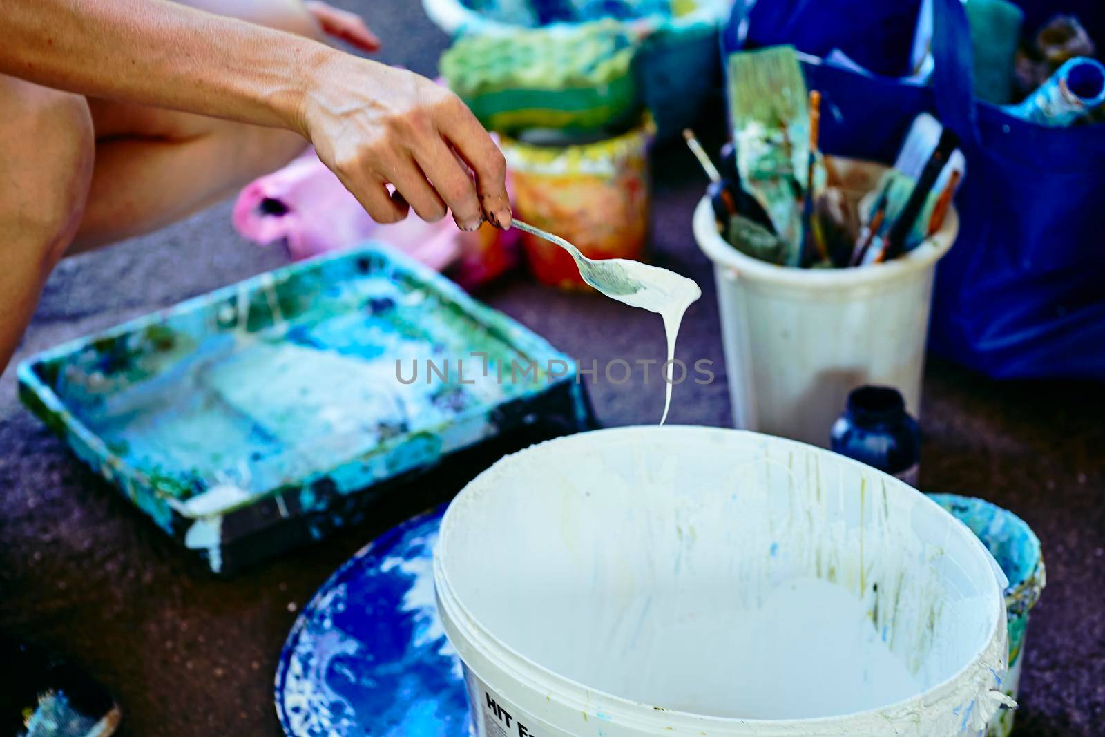 a person who paints buildings, walls, ceilings, and woodwork, especially as a job. Construction painter prepares mixes different paints for art work