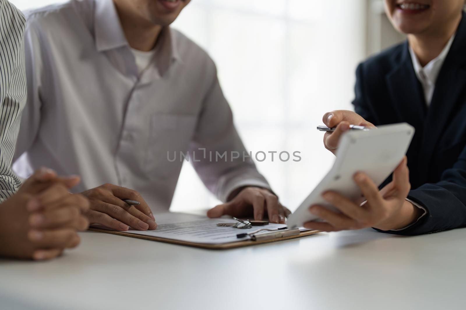 Real Estate Agent explain insurance and agreement contract to client before sign contract.